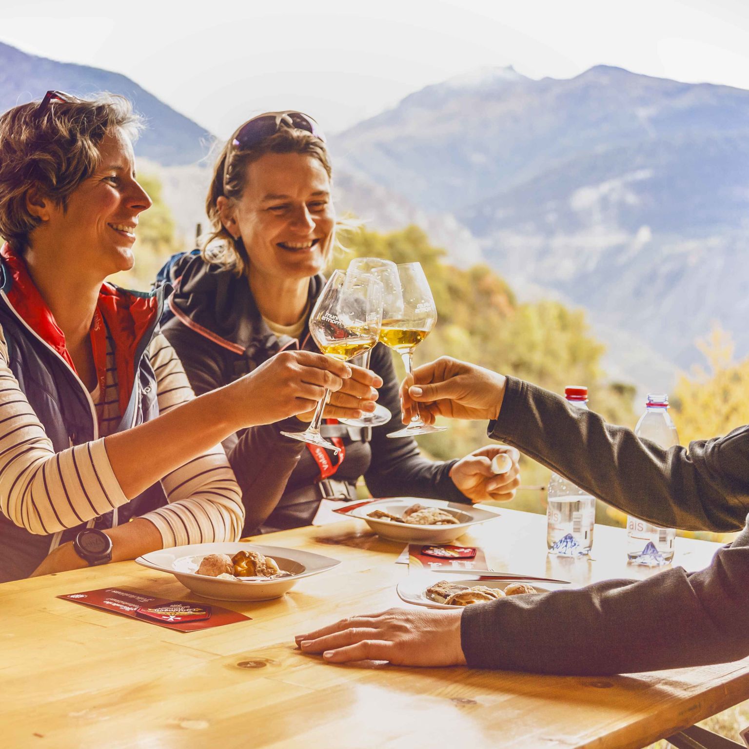 Weinprobe mit Freunden auf einer Terrasse während des Marathon des Saveurs. Wallis, Schweiz