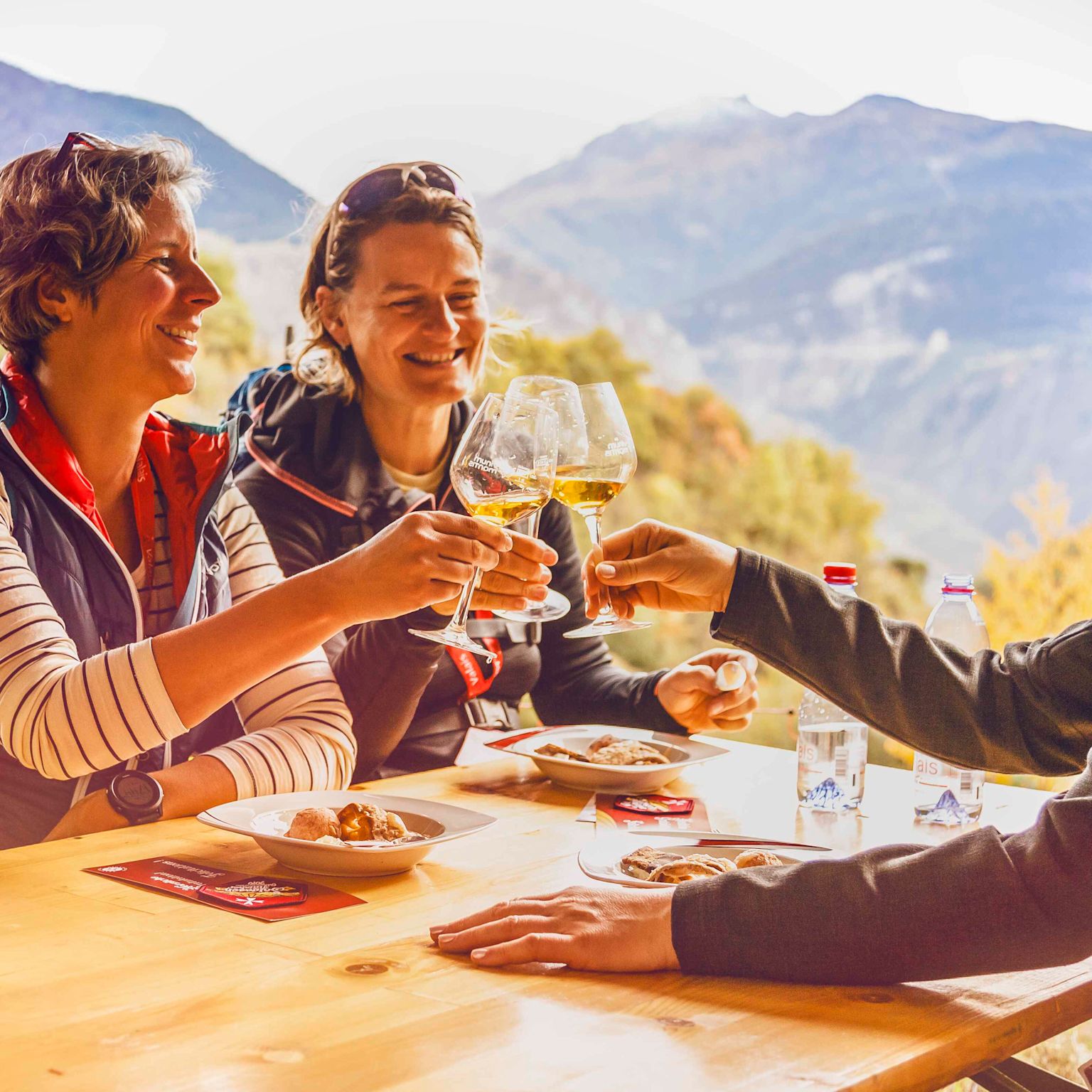 Weinprobe mit Freunden auf einer Terrasse während des Marathon des Saveurs. Wallis, Schweiz