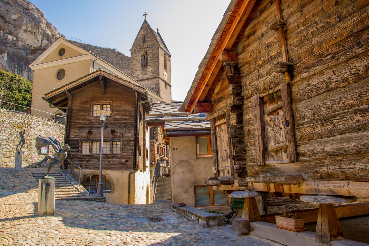 Village de Niedergesteln en Valais, Suisse
