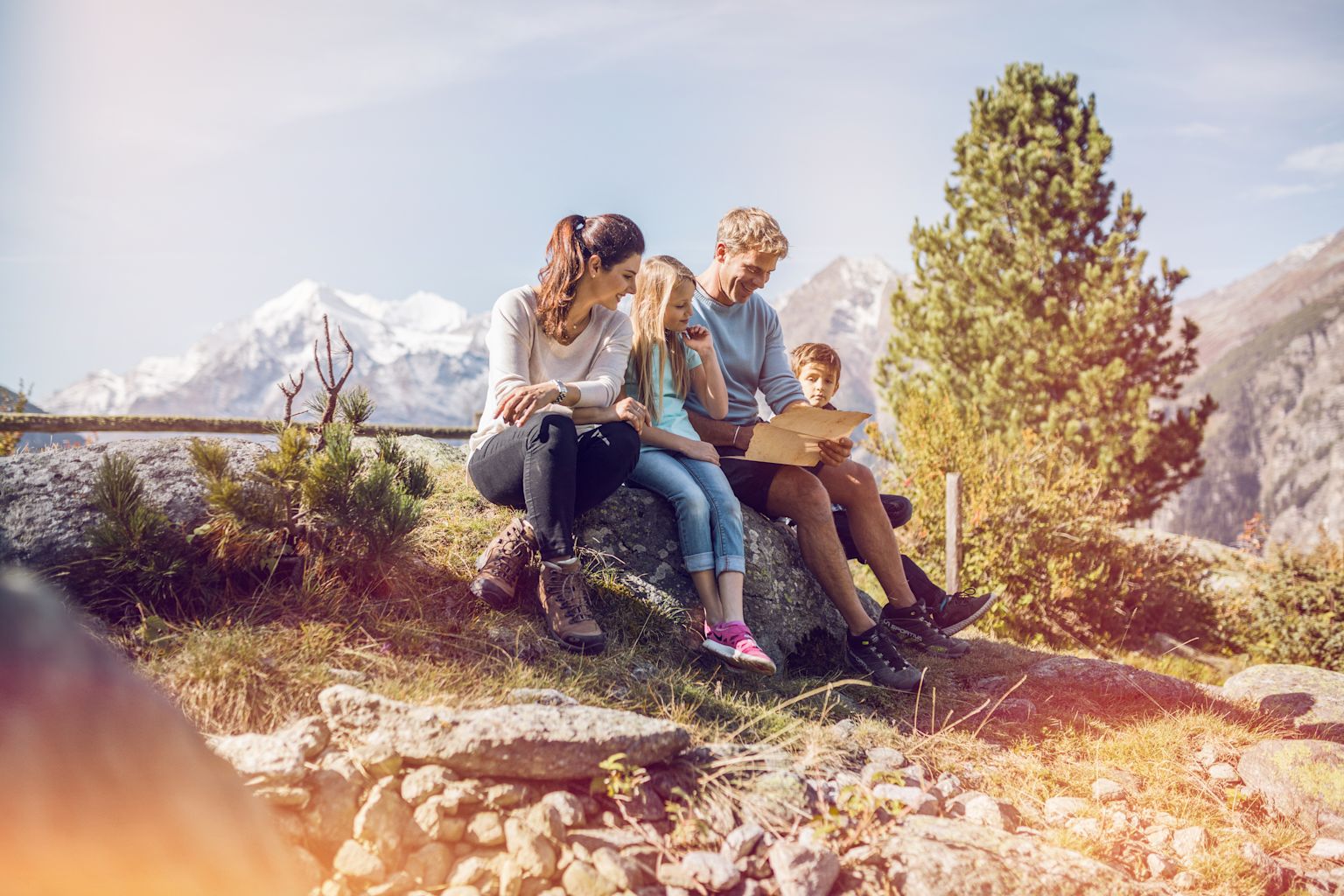 Begehen Sie sich auf Schatzsuche mit der ganzen Familie. Ferien mit Kinder, Familiendestination Grächen, Wallis, Schweiz