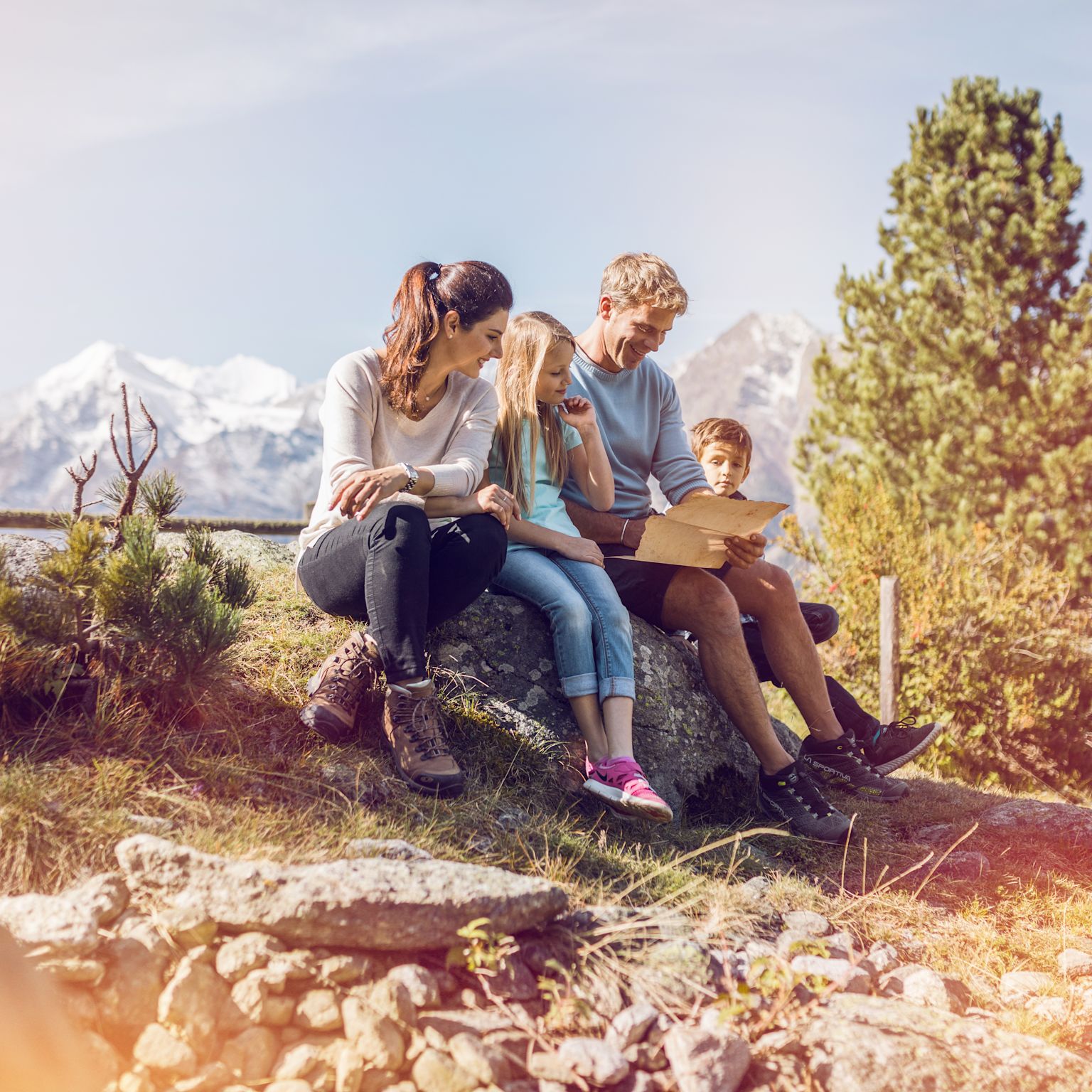 Chasse au trésor en famille, vacances avec les enfants, destination de famille, Family Destination, Grächen, Valais, Suisse