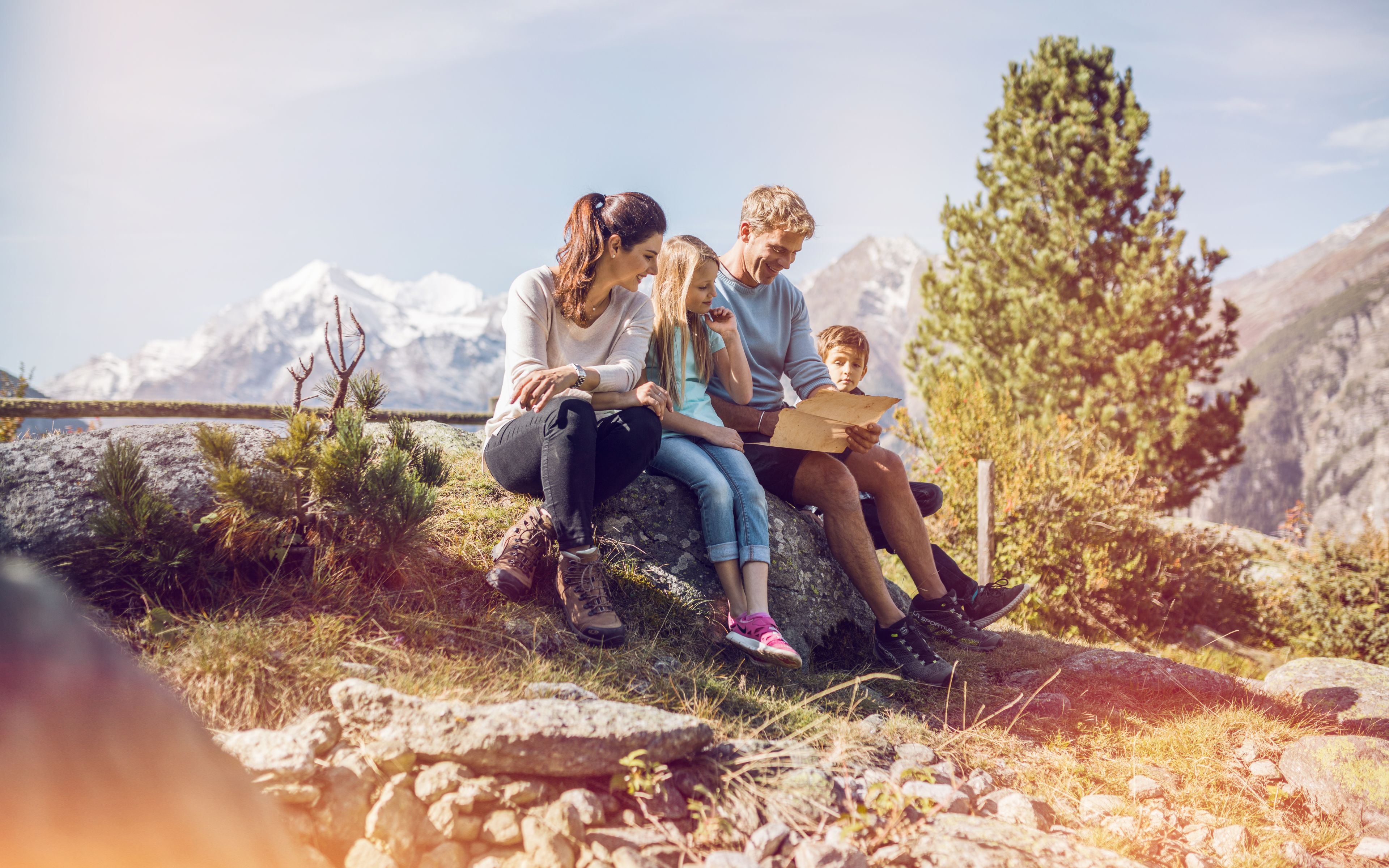 Begehen Sie sich auf Schatzsuche mit der ganzen Familie. Ferien mit Kinder, Familiendestination Grächen, Wallis, Schweiz