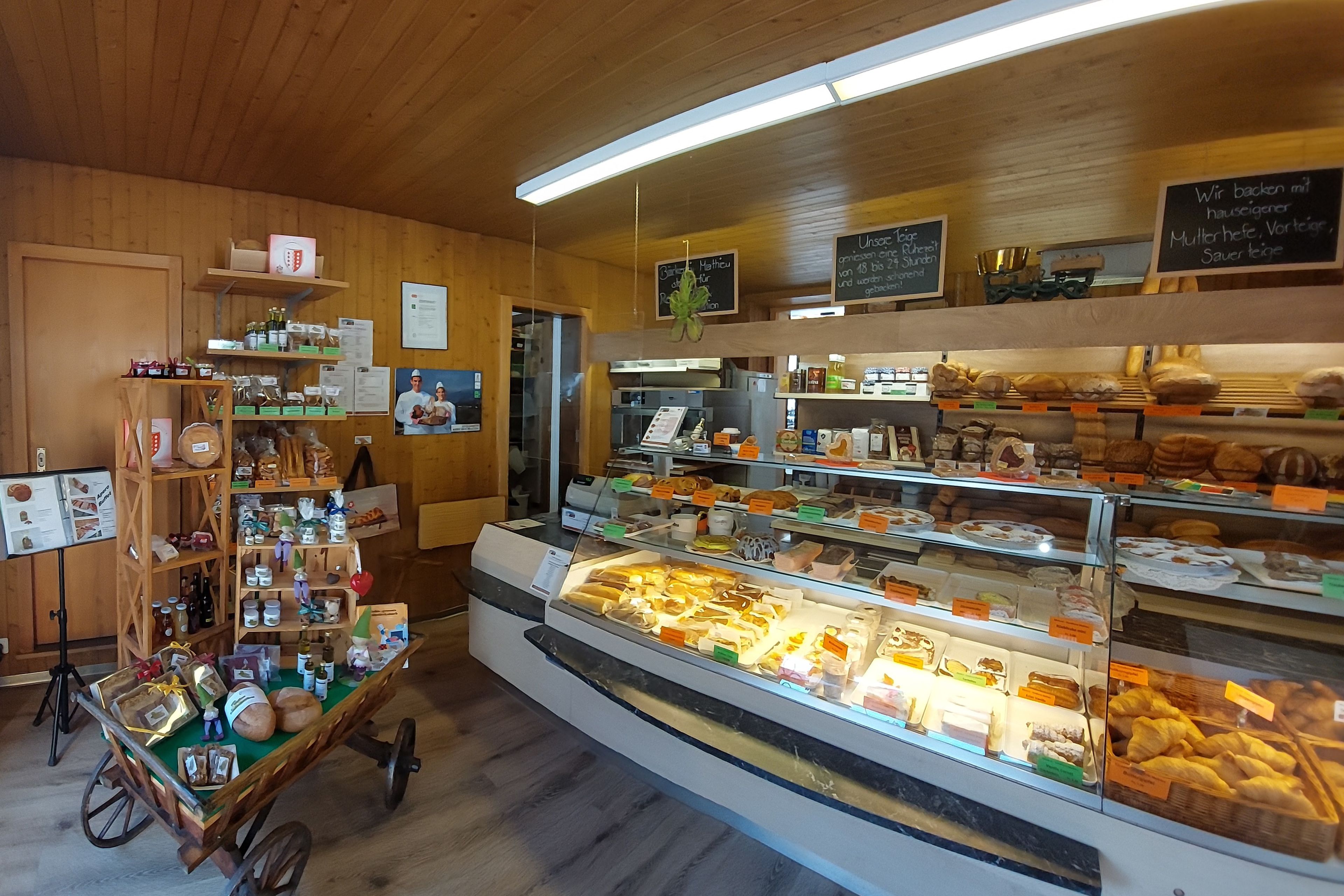 A la Bäckerei Mathieu à La Souste, des produits locaux sont en vente. Valais, Suisse.