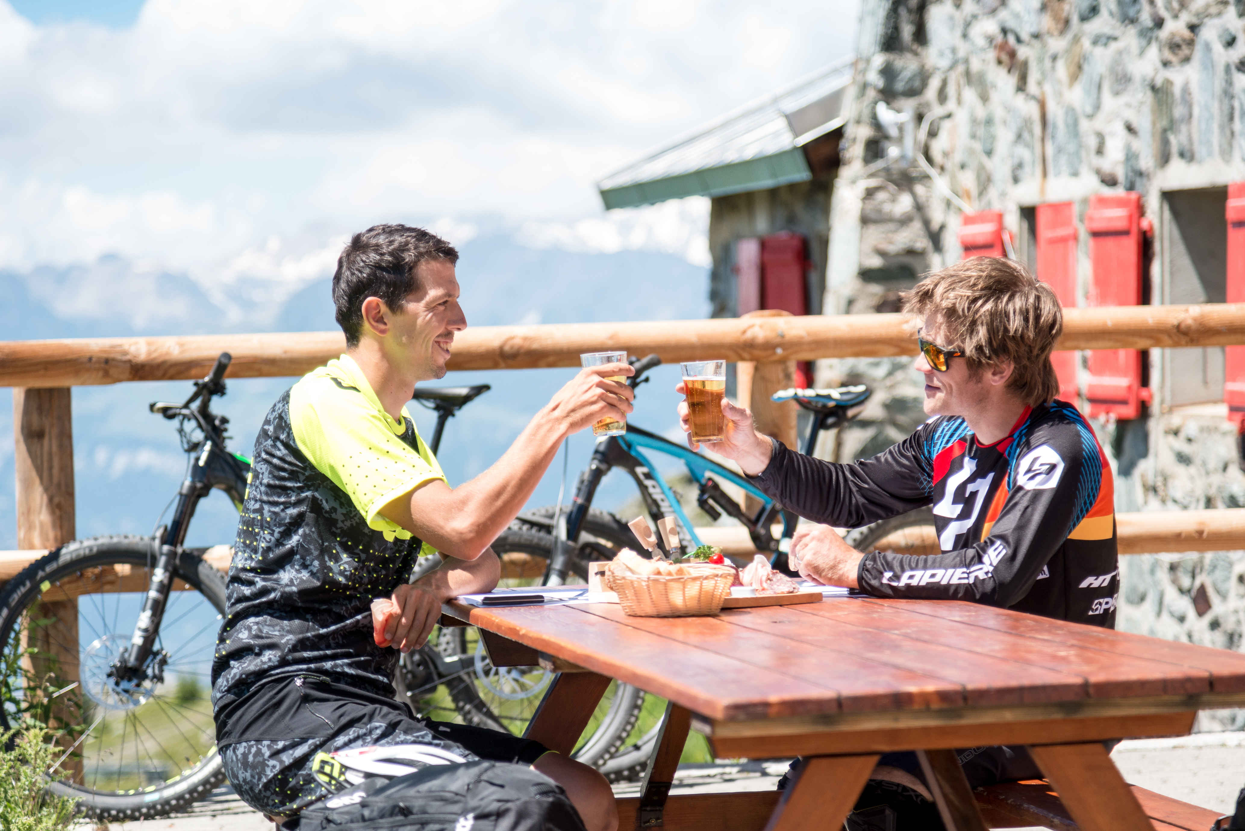 Steve Morabito et Florian Golay s’offrent une petite pause entre deux virées à vélo., Valais Wallis Suisse