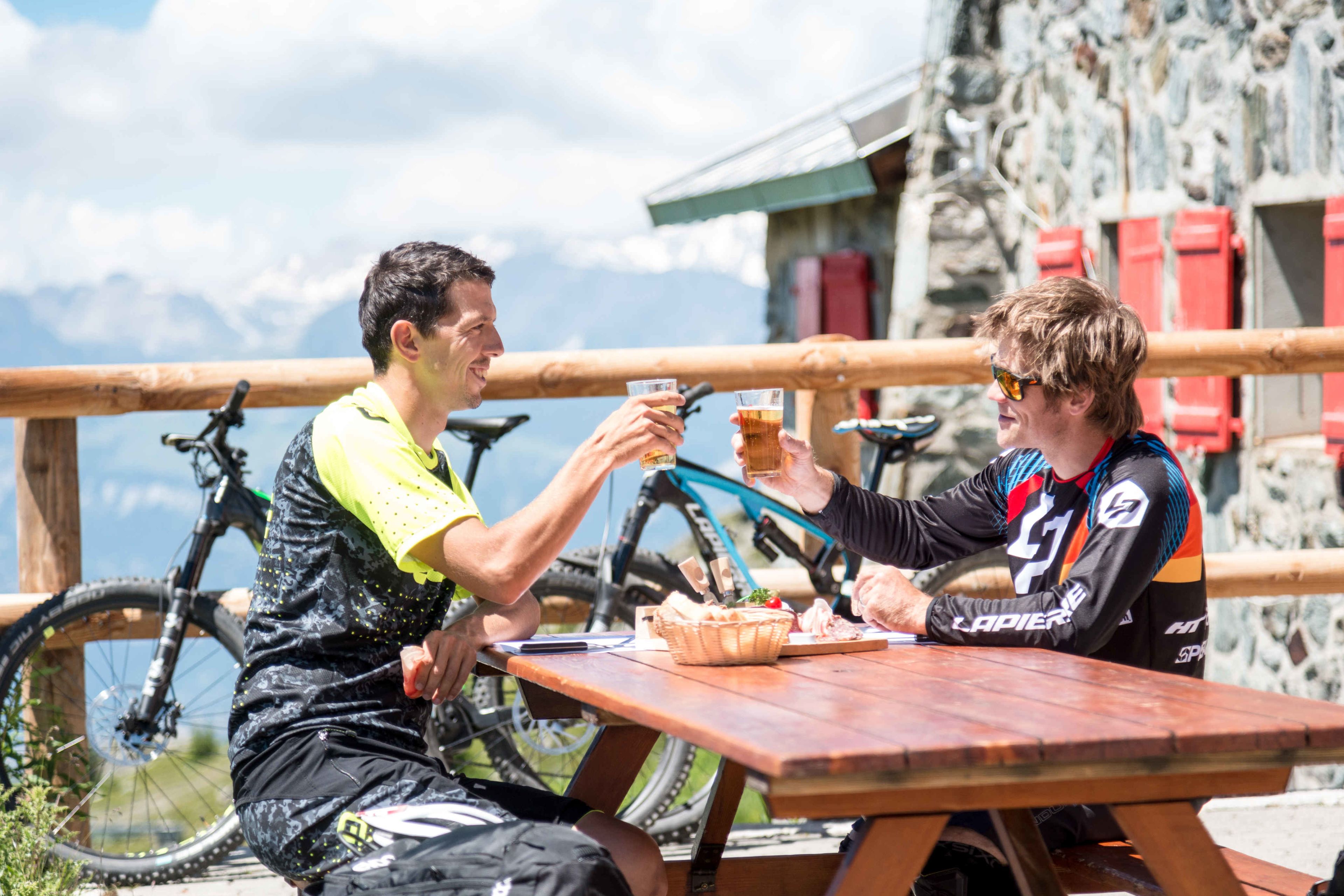 Steve Morabito und Florian Golay machen eine kurze Pause zwischen zwei Radtouren, Valais Wallis Schweiz