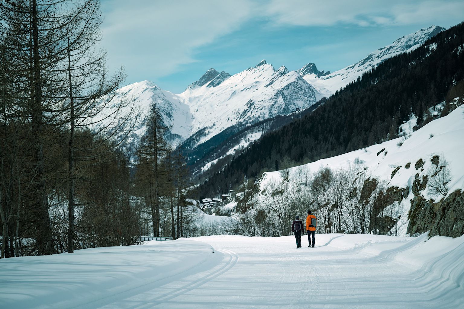 Sur le chemin du retour vers la vallée, le circuit offre une vue inouïe sur les imposants sommets de 3000 mètres qui entourent le Lötschenpass.