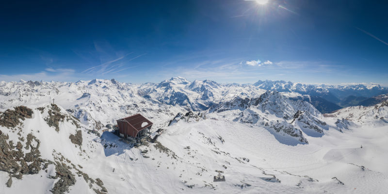 Arrivée du Mont-Fort et sa vue ses les montagnes valaisannes en hiver. Valais. Suisse