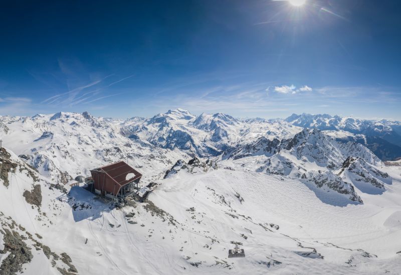 Arrivée du Mont-Fort et sa vue ses les montagnes valaisannes en hiver. Valais. Suisse