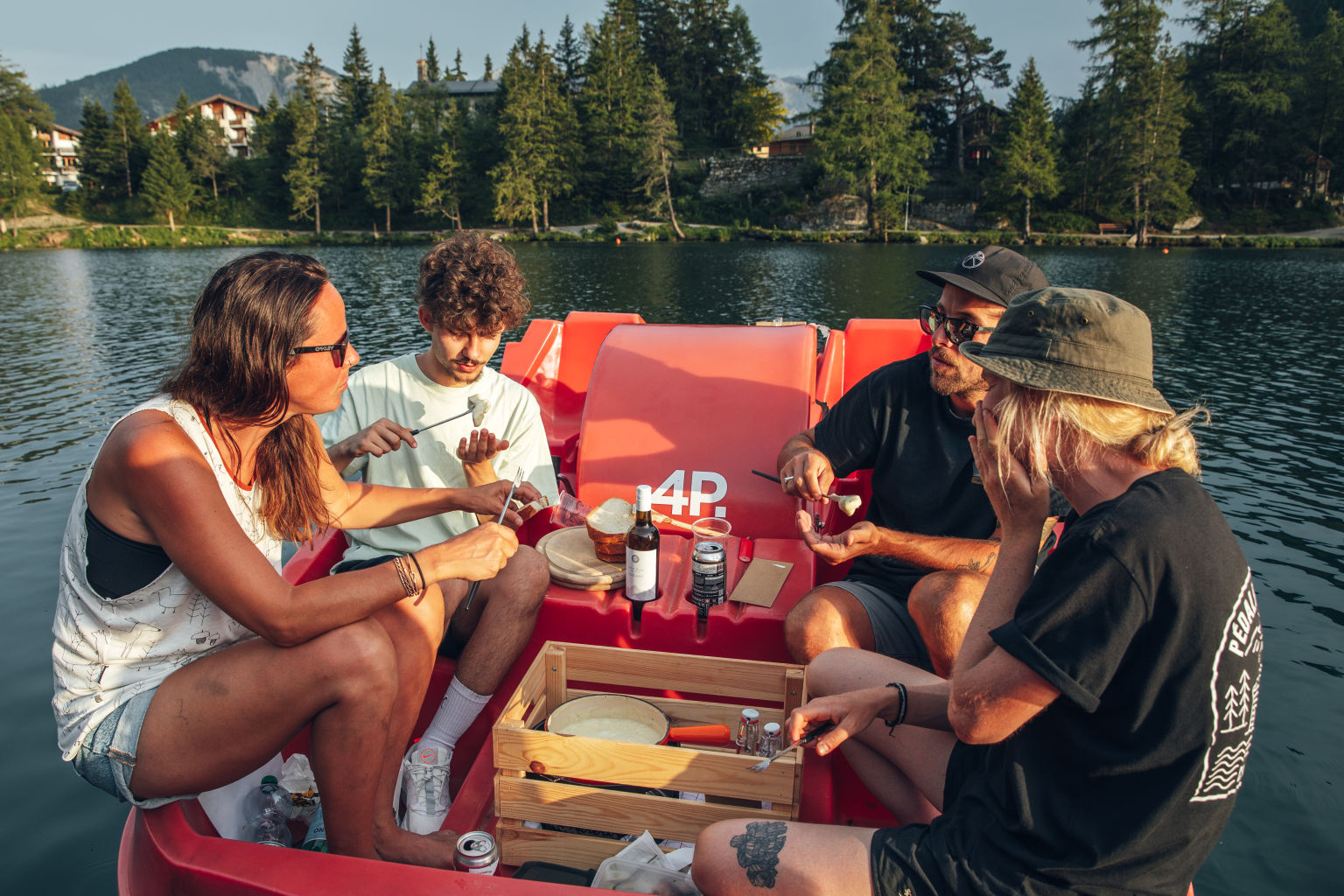 Essen in aussergewöhnlichem Rahmen , Fondue auf dem Pedalo, Champex-Lac, Crans-Montana, Wallis, Schweiz