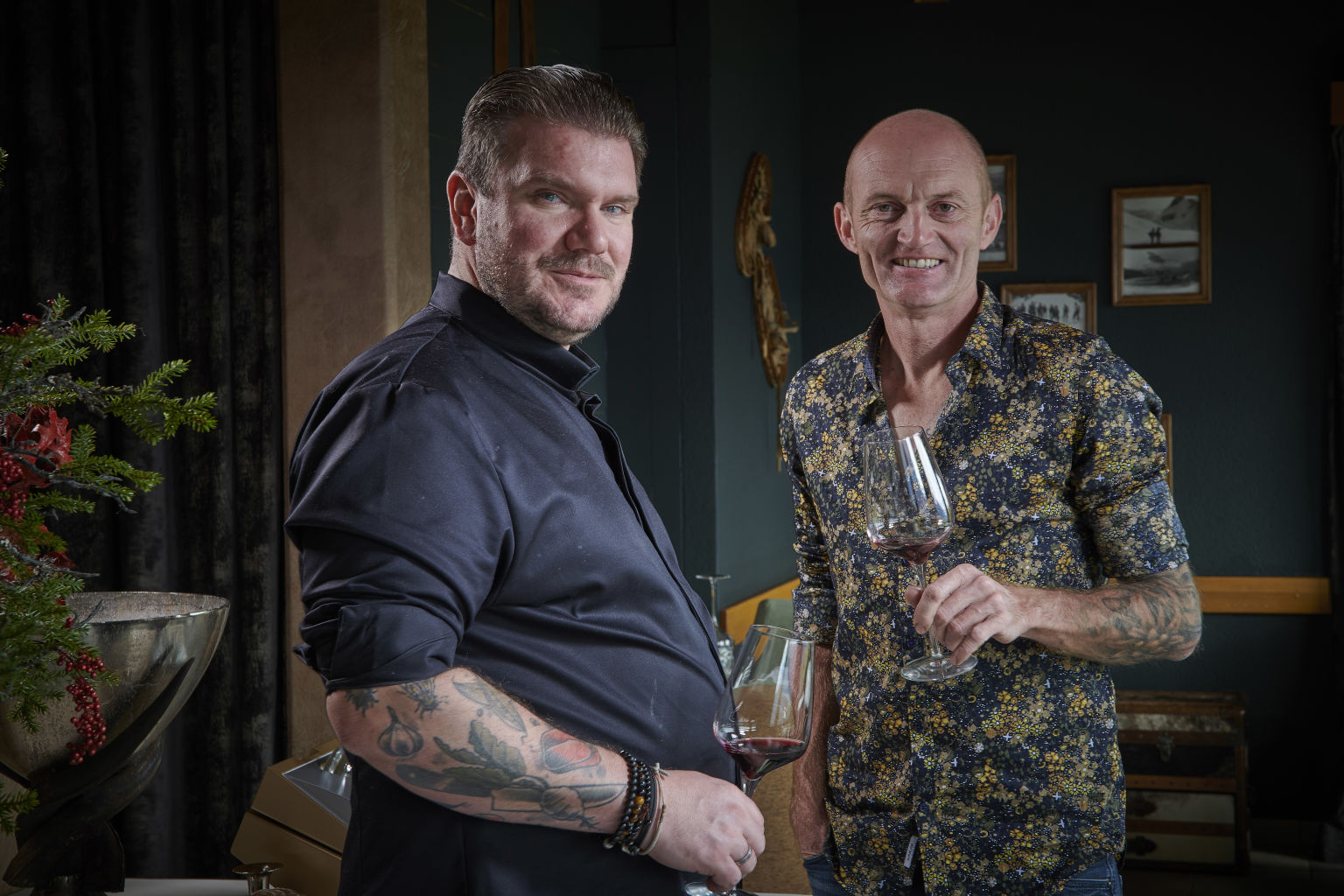 Bert De Rycker (à g.) et Thierry Constantin aiment l’harmonie entre un met réussi et un vin d’exception. Ils sont passionnés de tatouages. Valais Suisse