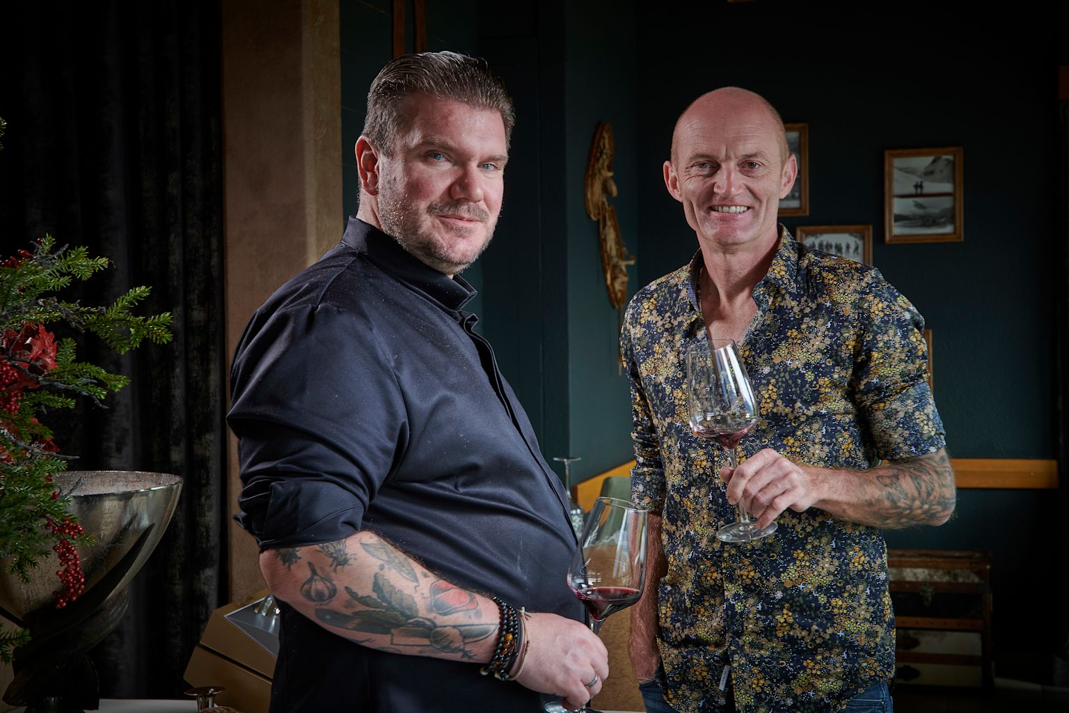 Bert De Rycker (l.) und Thierry Constantin lieben gutes Essen mit dem richtigen Wein. Und sie lieben Tattoos. Wallis Schweiz