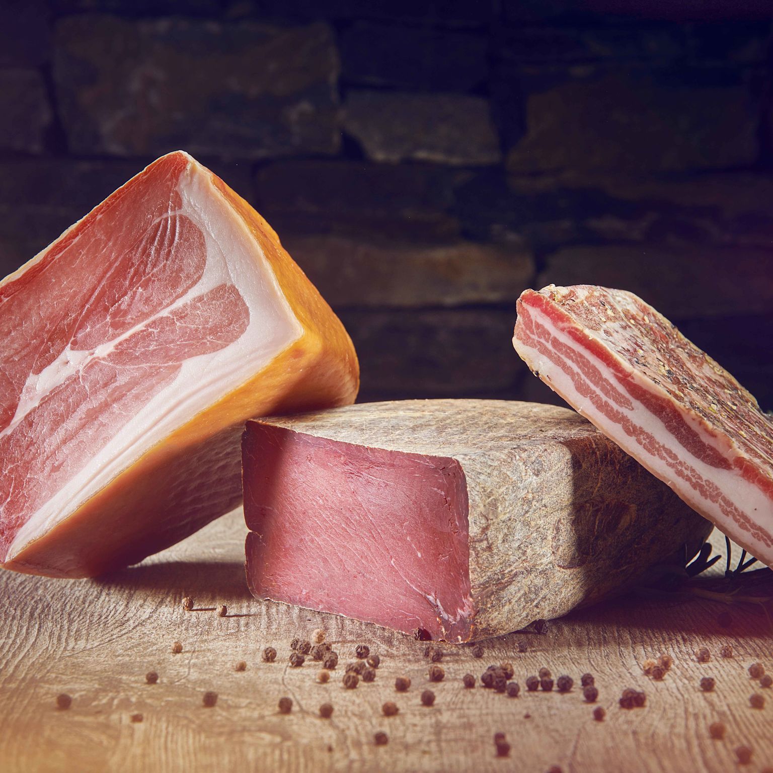 Jambon cru, viande séchée et lard sec sur une table en bois, Valais Wallis, Schweiz Suisse