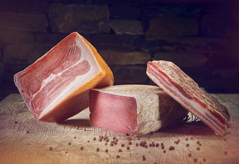 Jambon cru, viande séchée et lard sec sur une table en bois, Valais Wallis, Schweiz Suisse