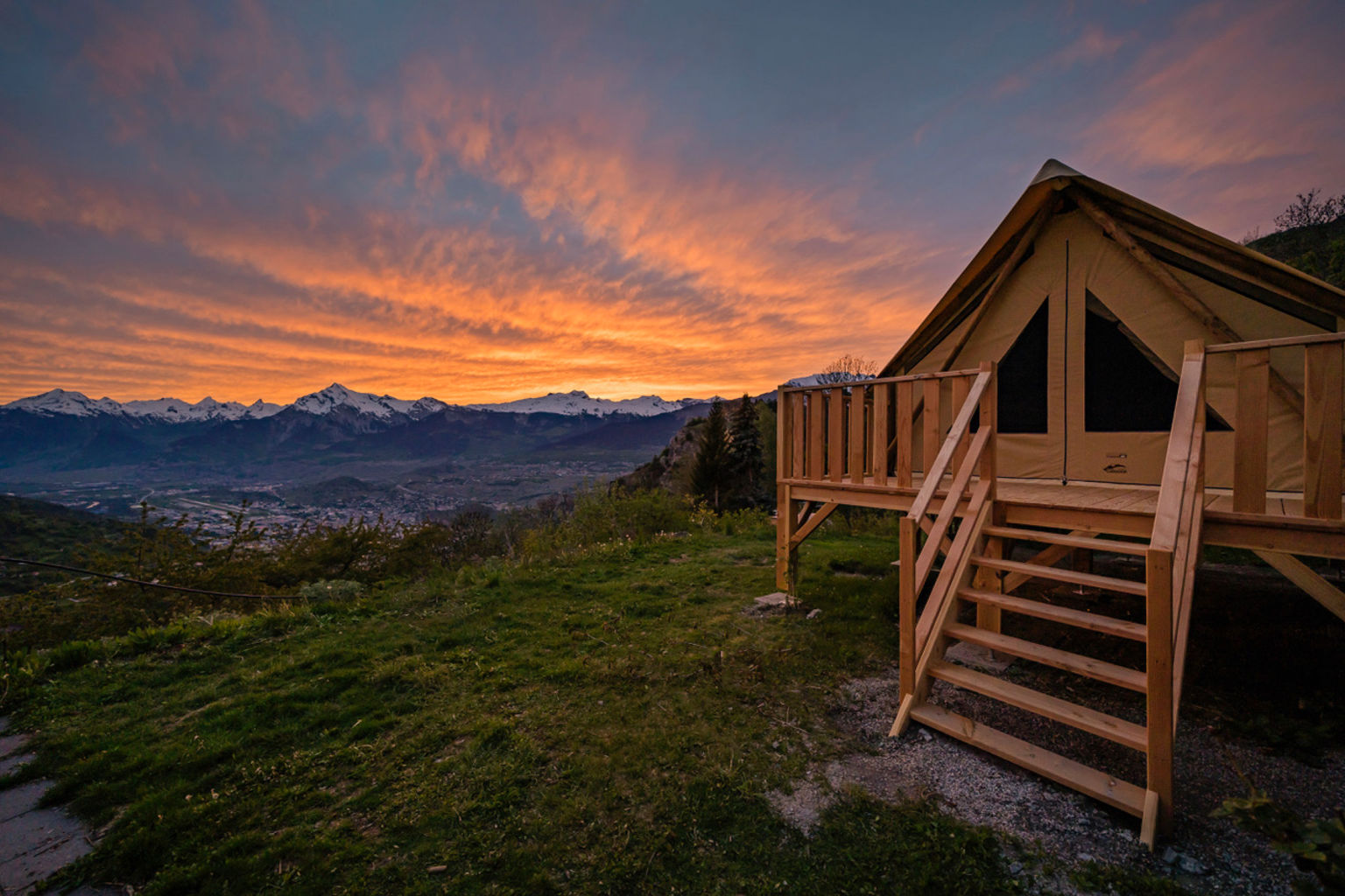 L'hébergement Alp Safari Nax le soir avec le coucher du soleil, Valais, Suisse