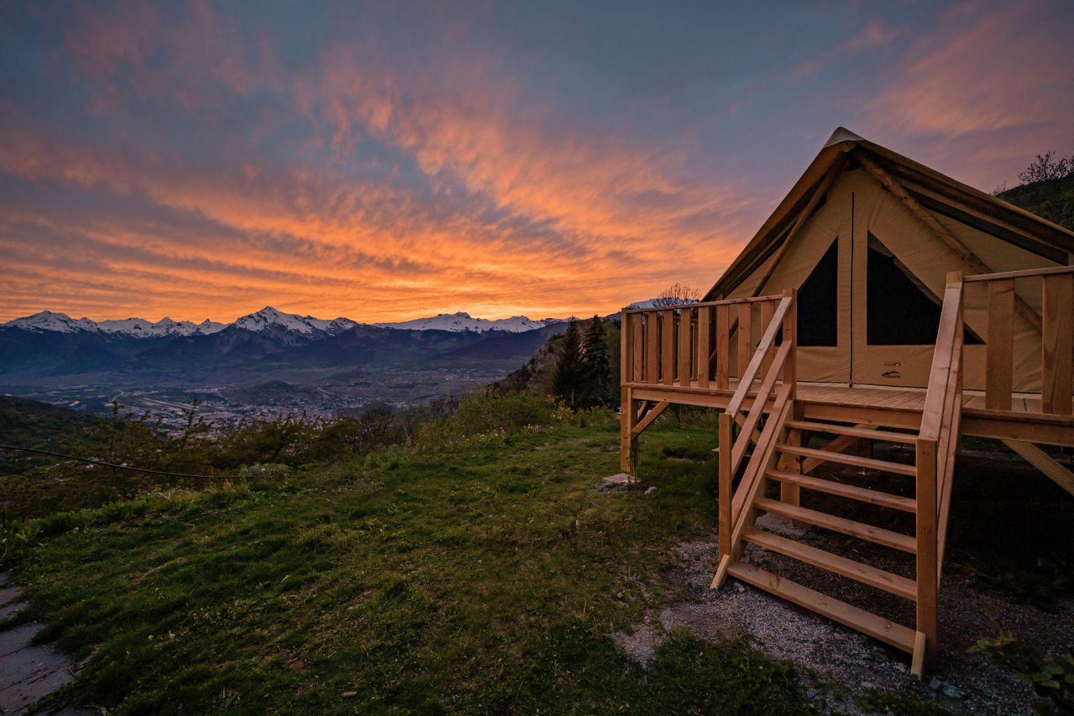 L'hébergement Alp Safari Nax le soir avec le coucher du soleil, Valais, Suisse