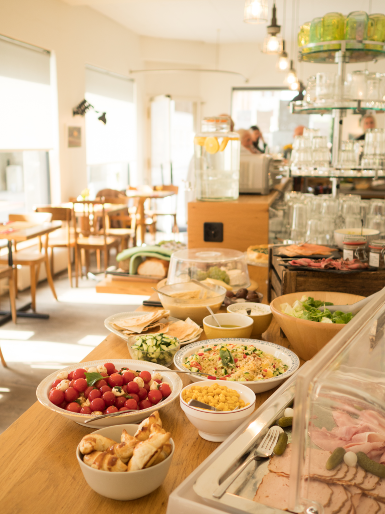 Brunch Café du 1er août, Sierre. Fresh bread from the Moreillon bakery, cold meats from the butcher Girardin and all kinds of home-made produce showcase the rich variety of flavours that characterise Valais