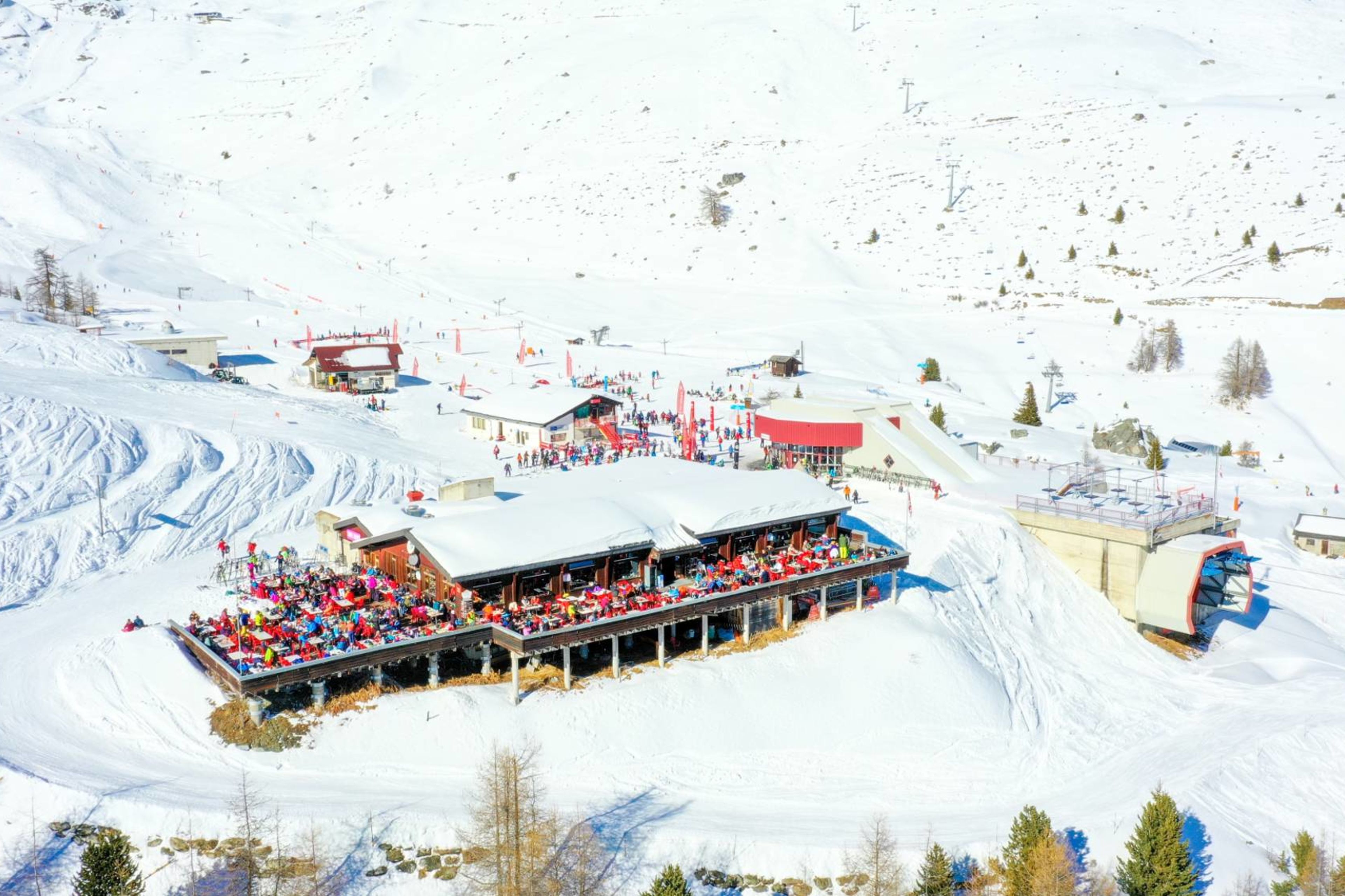 Skifahrer und Gäste auf der Terrasse der Station Bendolla in Grimentz