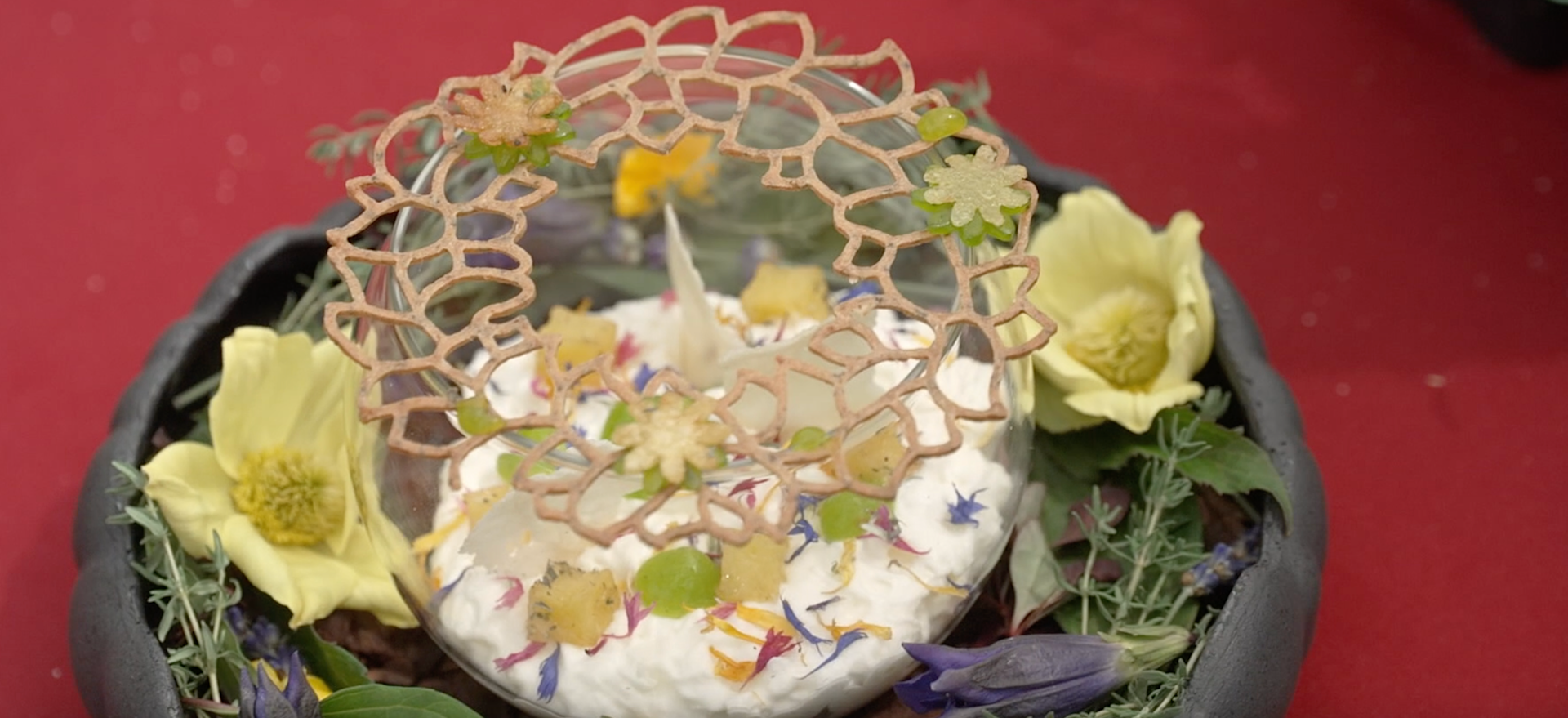 Emulsion aus Raclettekäse, Kräutertuile, Käsechip, Kartoffeln und Zwiebelsalat