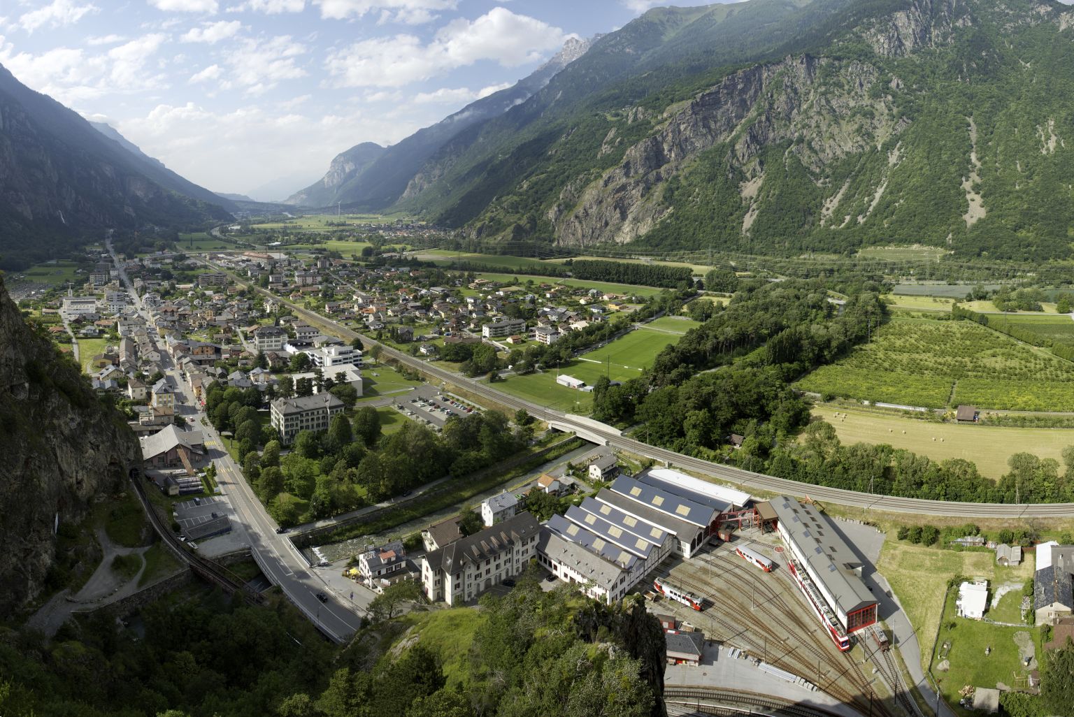 Le village de Vernayaz vu de haut avec la Cascade de la Pissevache visible. Valais, Suisse