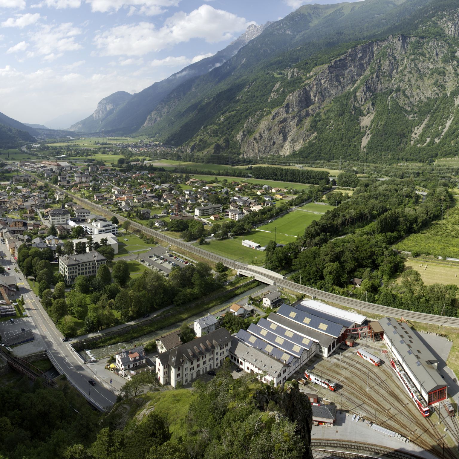 Das Dorf Vernayaz von oben gesehen mit der Cascade de la Pissevache sichtbar. Wallis, Schweiz