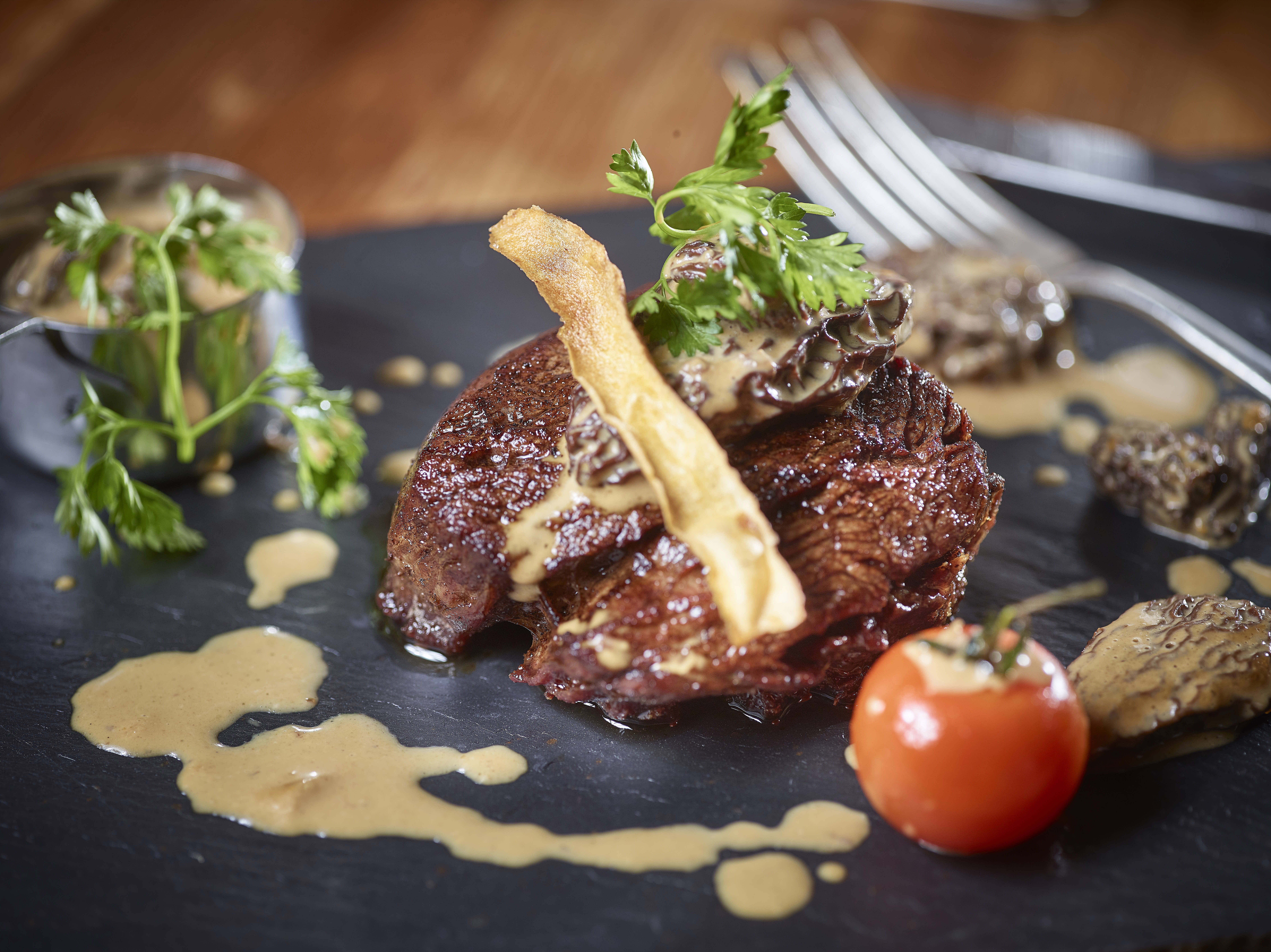 Filet vom einheimischen Rind mit Morcheln, Hotel Bella Tola, Wallis, Schweiz