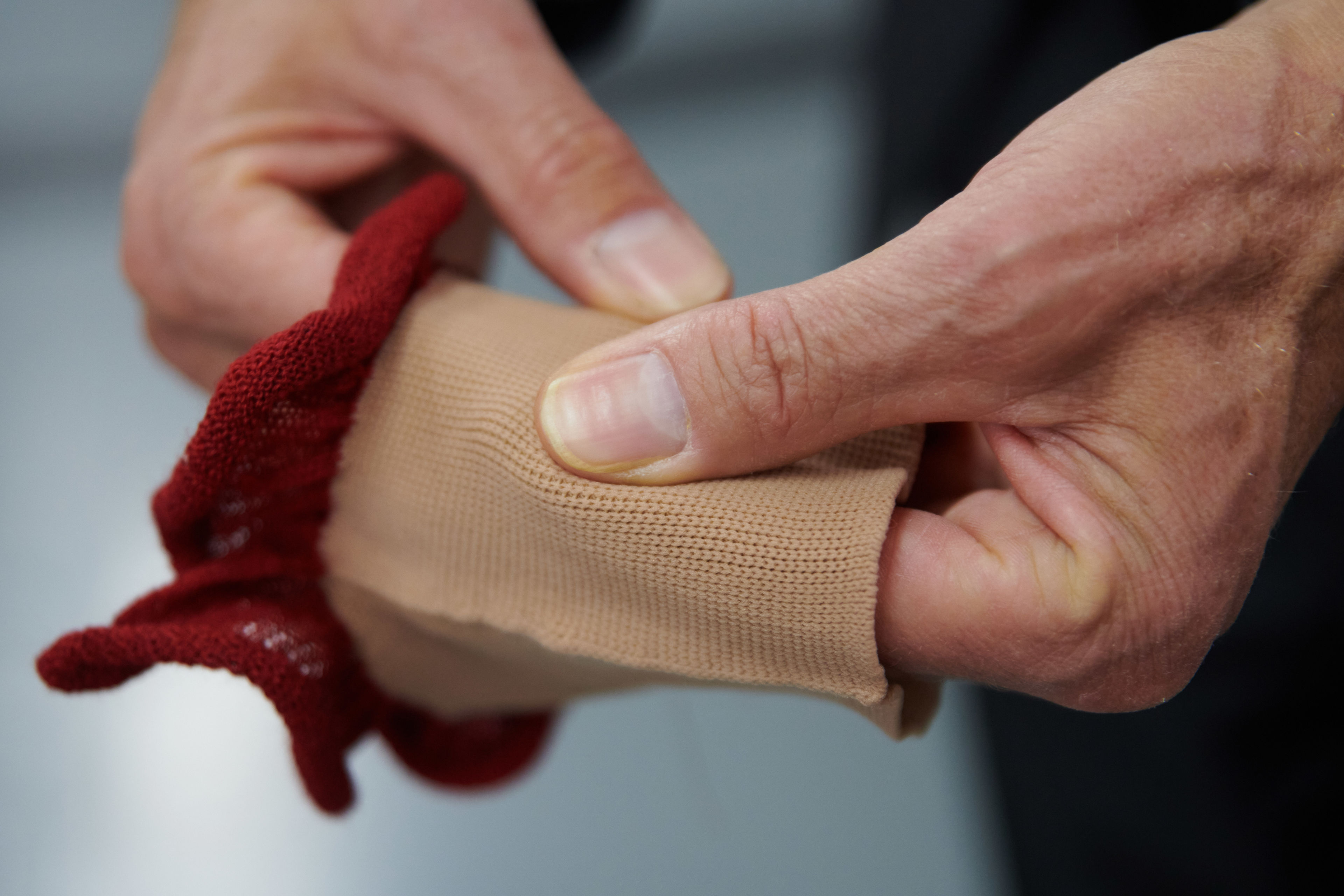 Medizinalprodukte wie etwa Bandagen werden auf Maschinen aus Vionnaz gestrickt, Wallis, Schweiz
