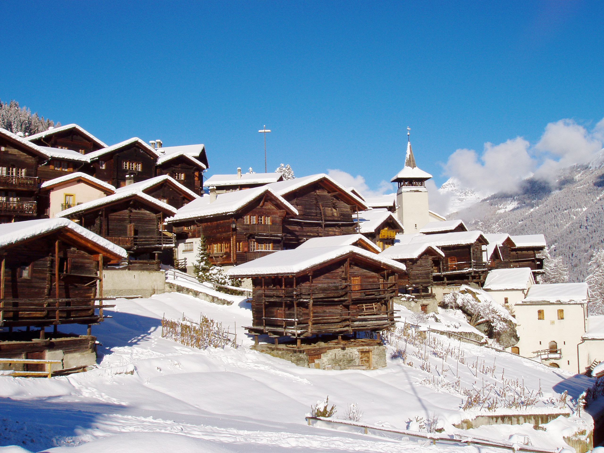 Chalets in Grimentz, Val d'Anniviers, Winter im Wallis, Schweiz