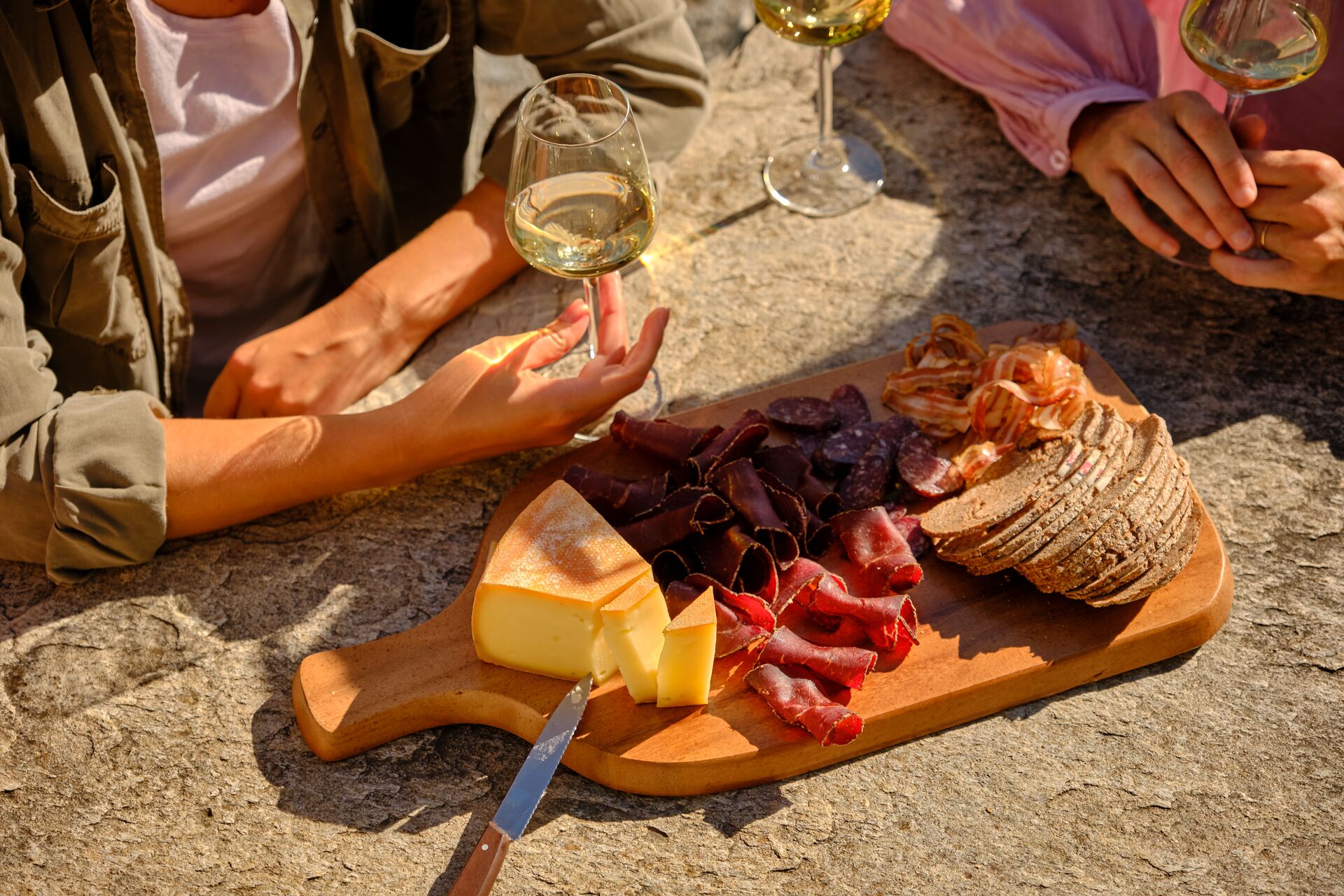 Walliser Platte mit Aufschnitt, Käse und Roggenbrot für einen geselligen Moment in guter Runde bei einem Glas Weisswein