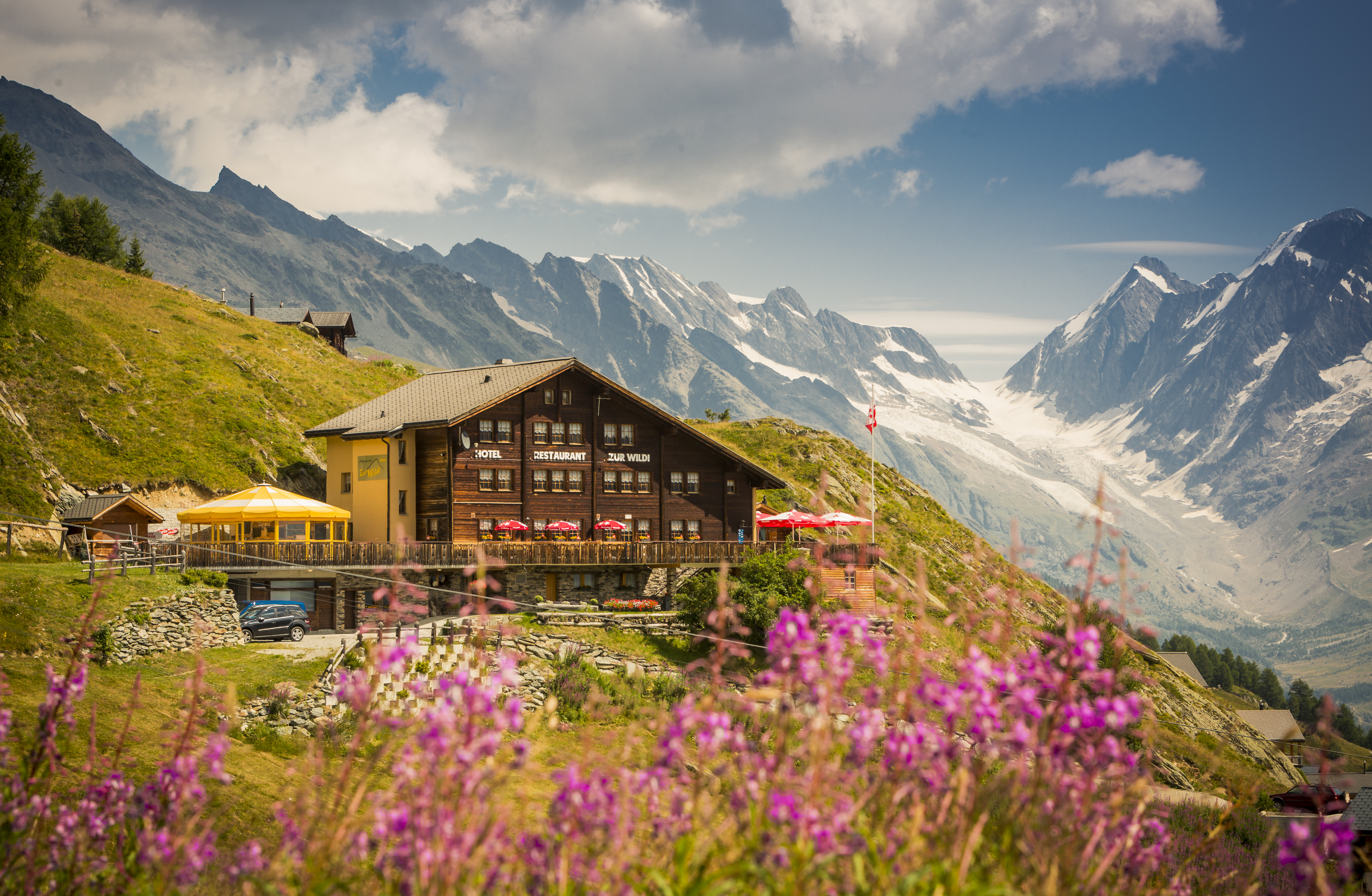 Das Alpenhotel zur Wildi oberhalb von Wiler mit Sonnenterrasse, umgeben von den Walliser Alpen im Lötschental