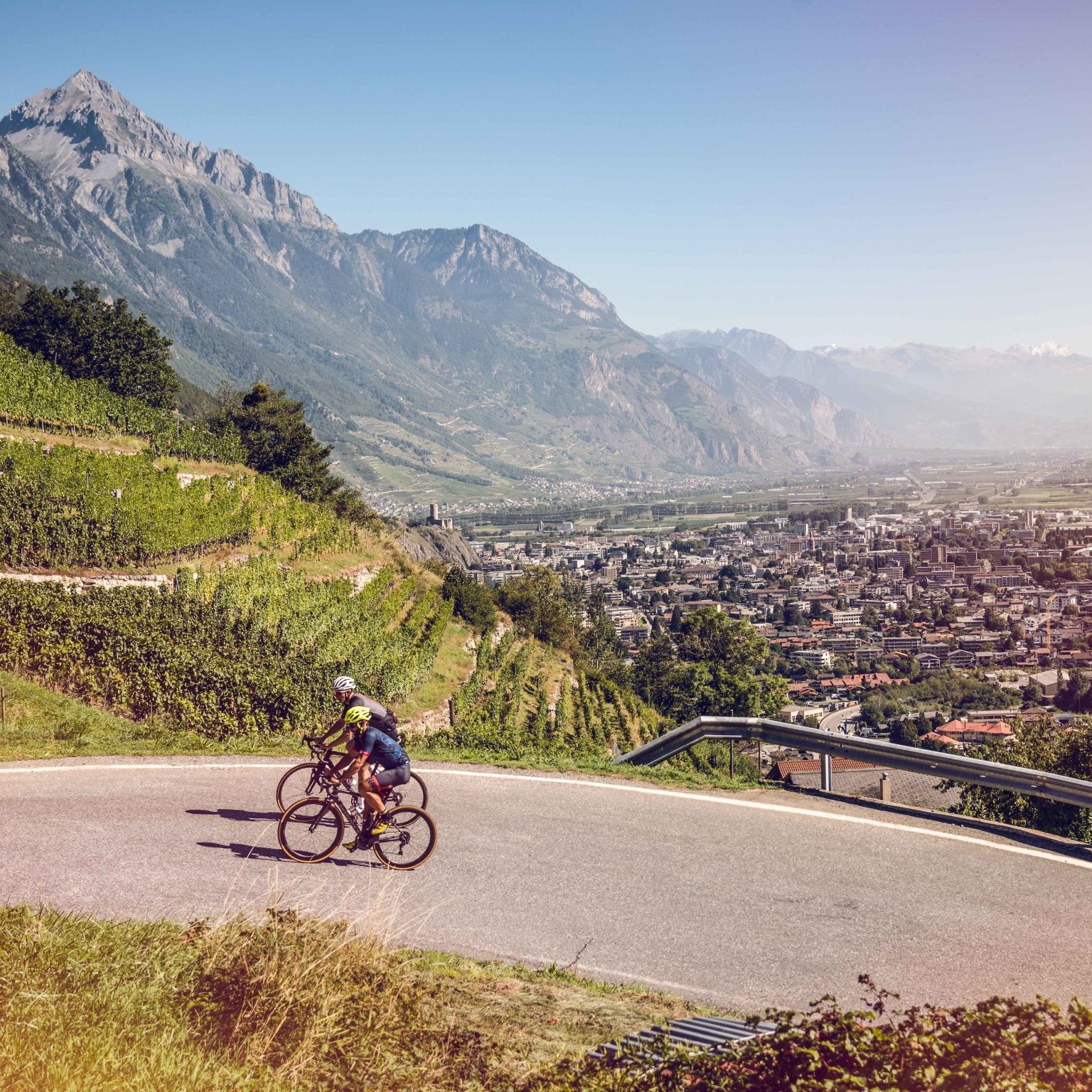 Deux cyclistes sur la route de la Petite Forclaz, Valais, Suisse