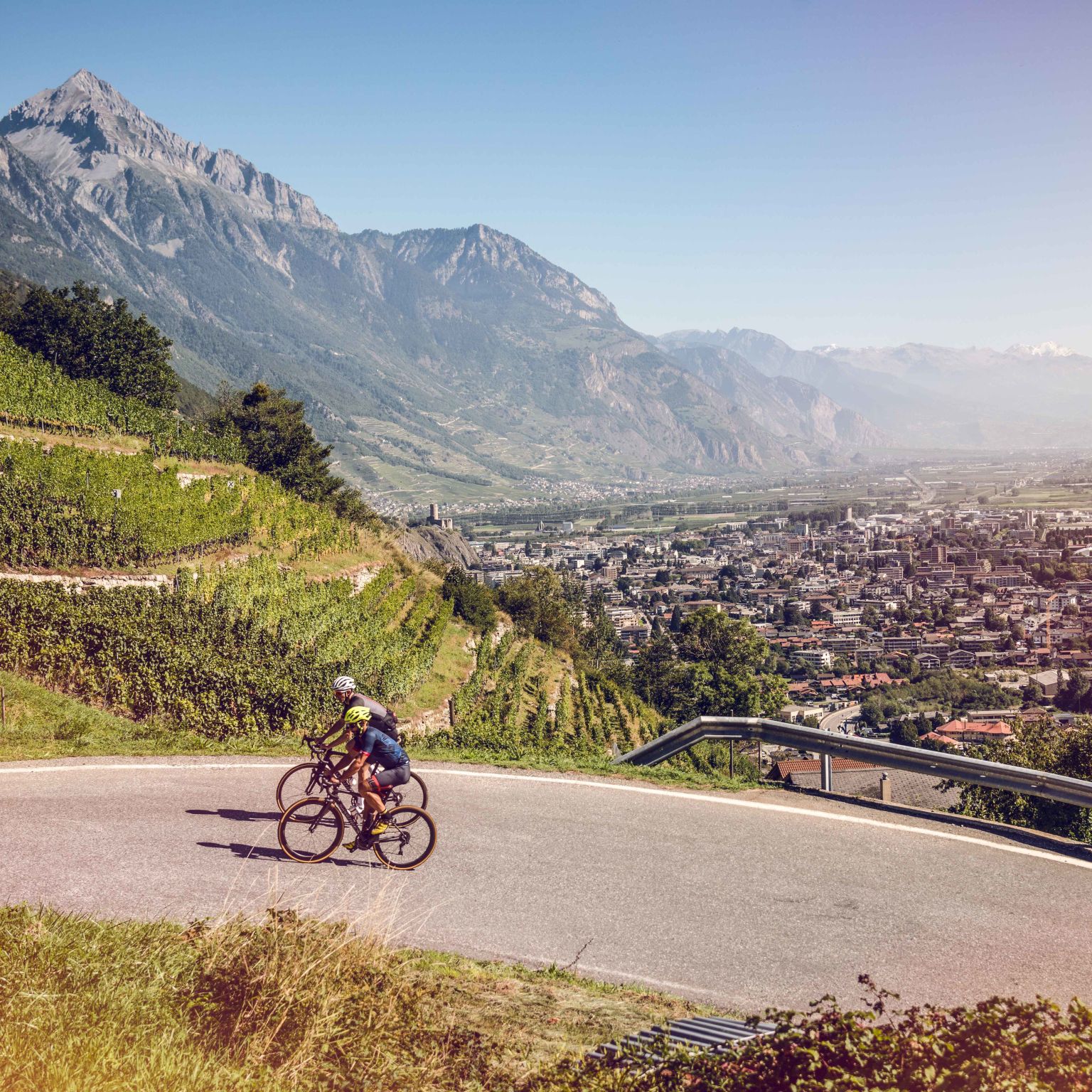 Zwei biker auf der Strasse der Petite Forclaz, wallis, Schweiz