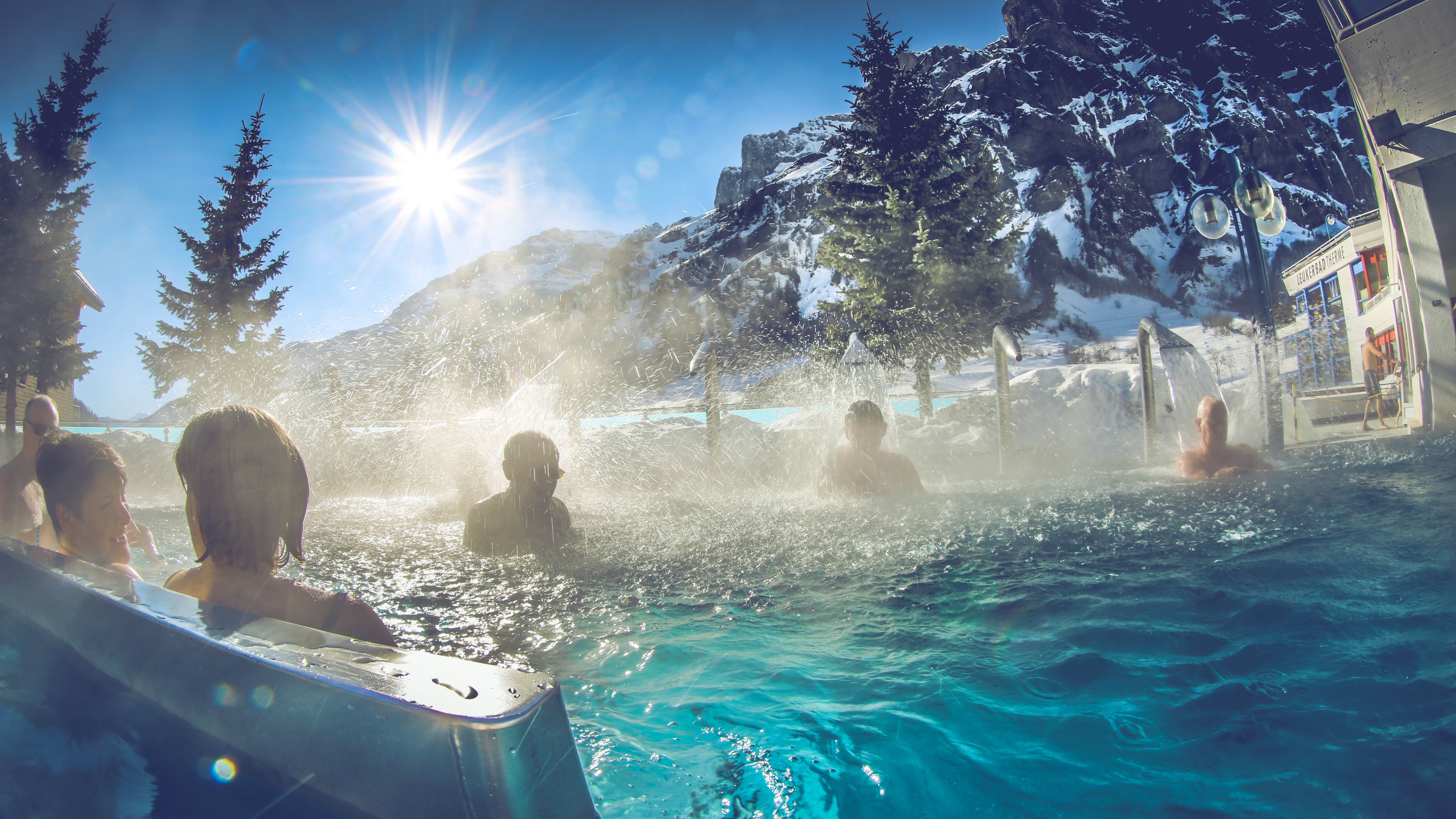Bains thermaux à Loèche-les-Bains en hiver, Valais