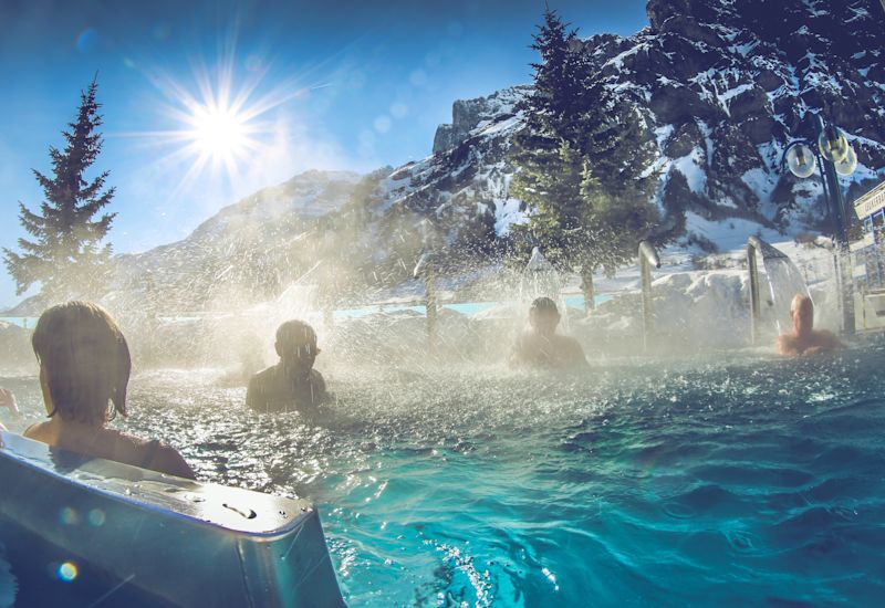 Bains thermaux à Loèche-les-Bains en hiver, Valais