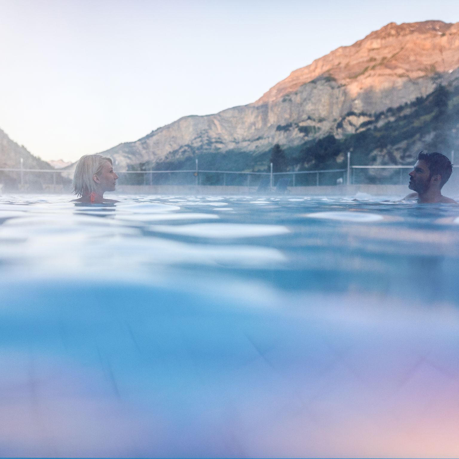 Paar beim Thermalbaden in Leukerbad, Walliser Alpentherme, Wallis