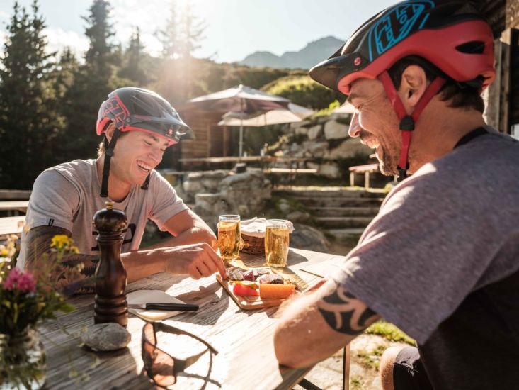 Was gibt es Besseres als einen guten Walliser Teller nach einer Mountainbike-Tour? Wallis. Schweiz