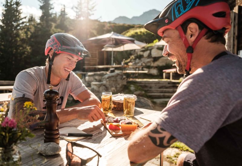 Was gibt es Besseres als einen guten Walliser Teller nach einer Mountainbike-Tour? Wallis. Schweiz