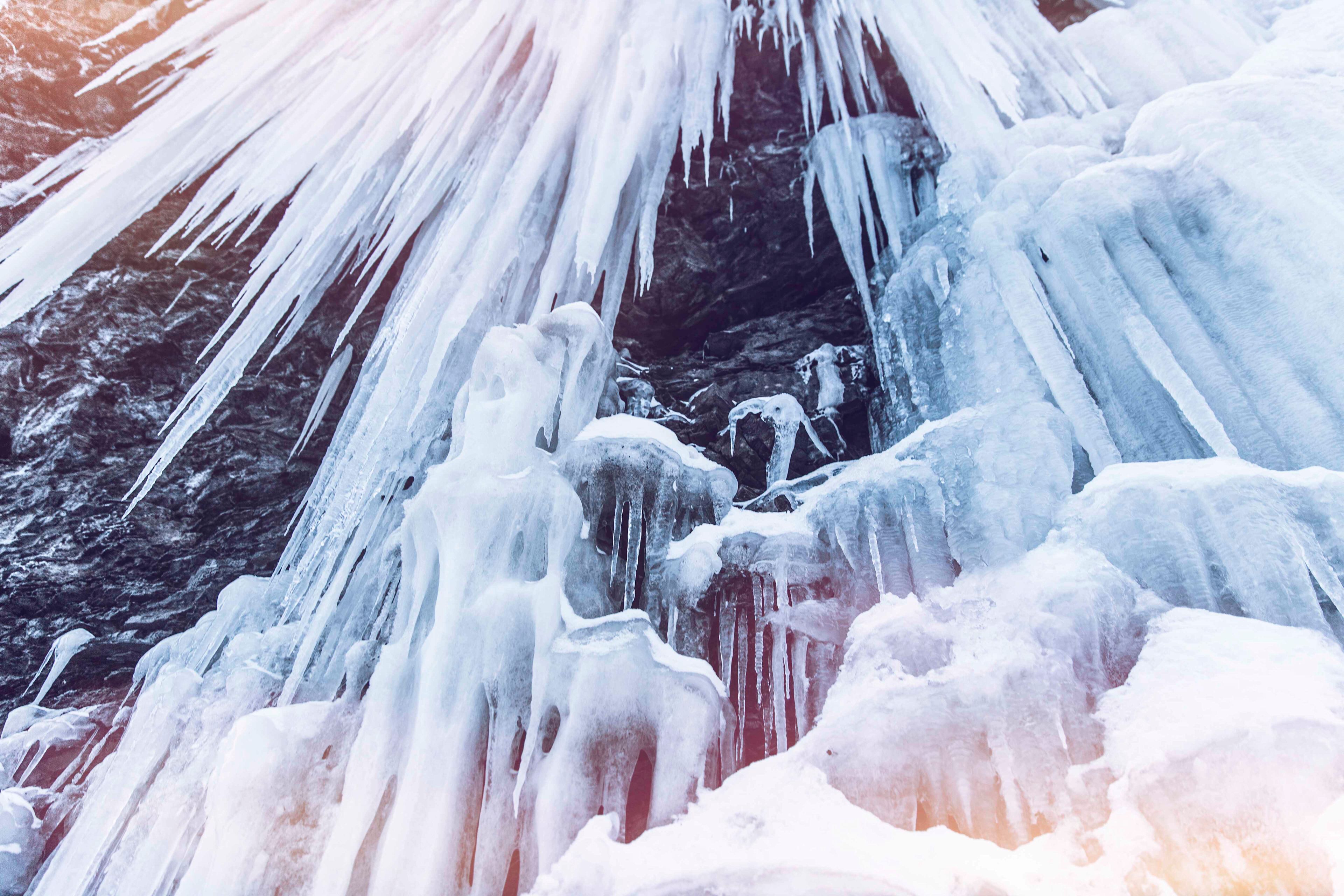 Mur de glace sur une route de la région de Leuk.