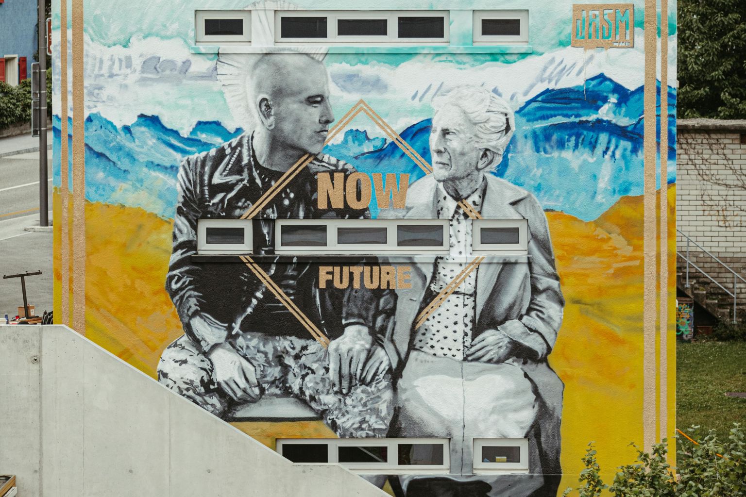 « Now Future », de Jasm One, orne la façade de l’Association sierroise de loisirs et culture, à proximité de la gare de Sierre, Valais, Suisse