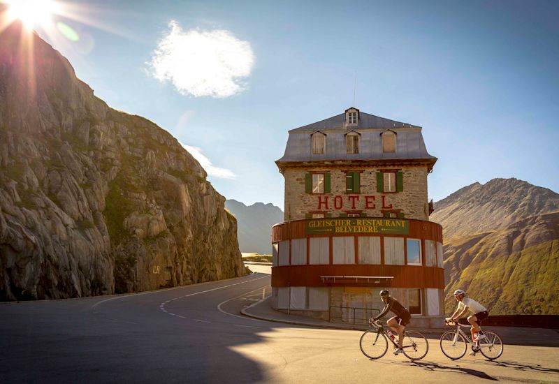 Deux cyclistes sur la montée de la Furka roulent dans l'Hôtel Belvédère. Valais, Suisse