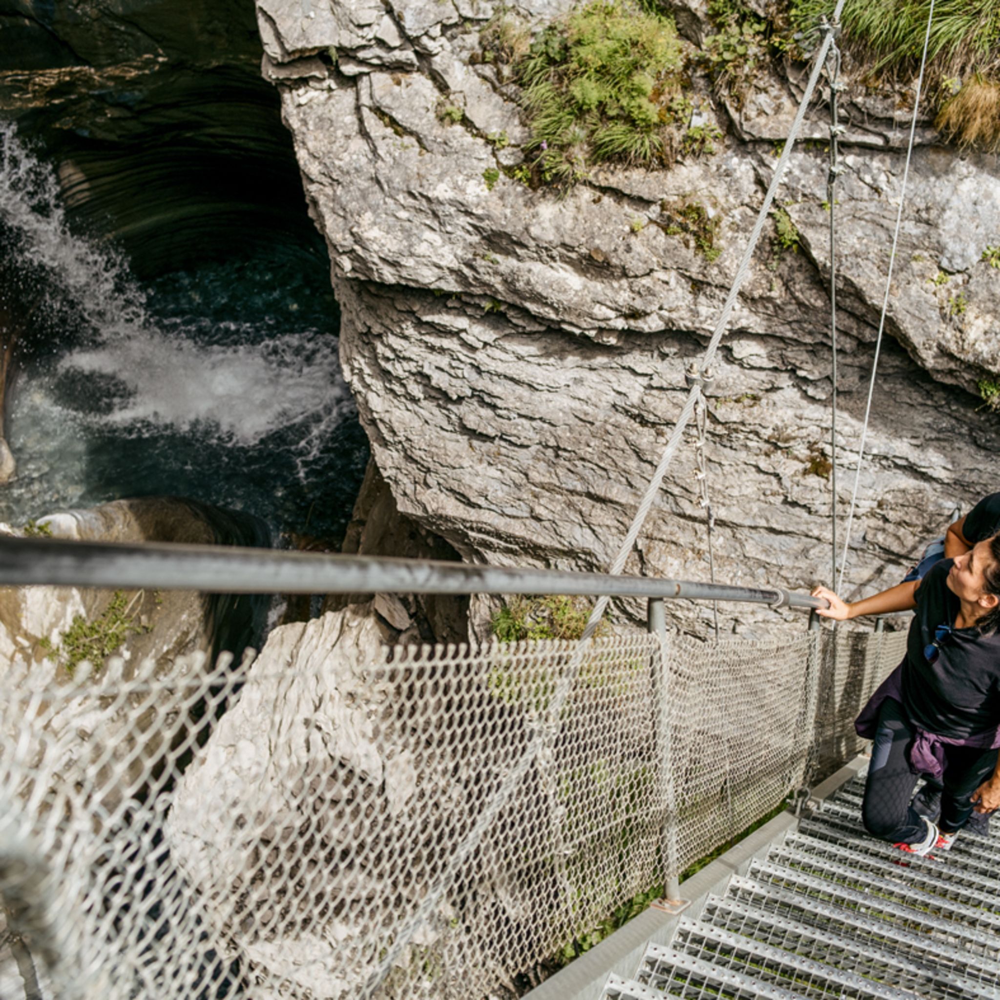 Von den zwei steilen Treppen lässt sich der Wasserfall am besten bestaunen, Wallis, Schweiz