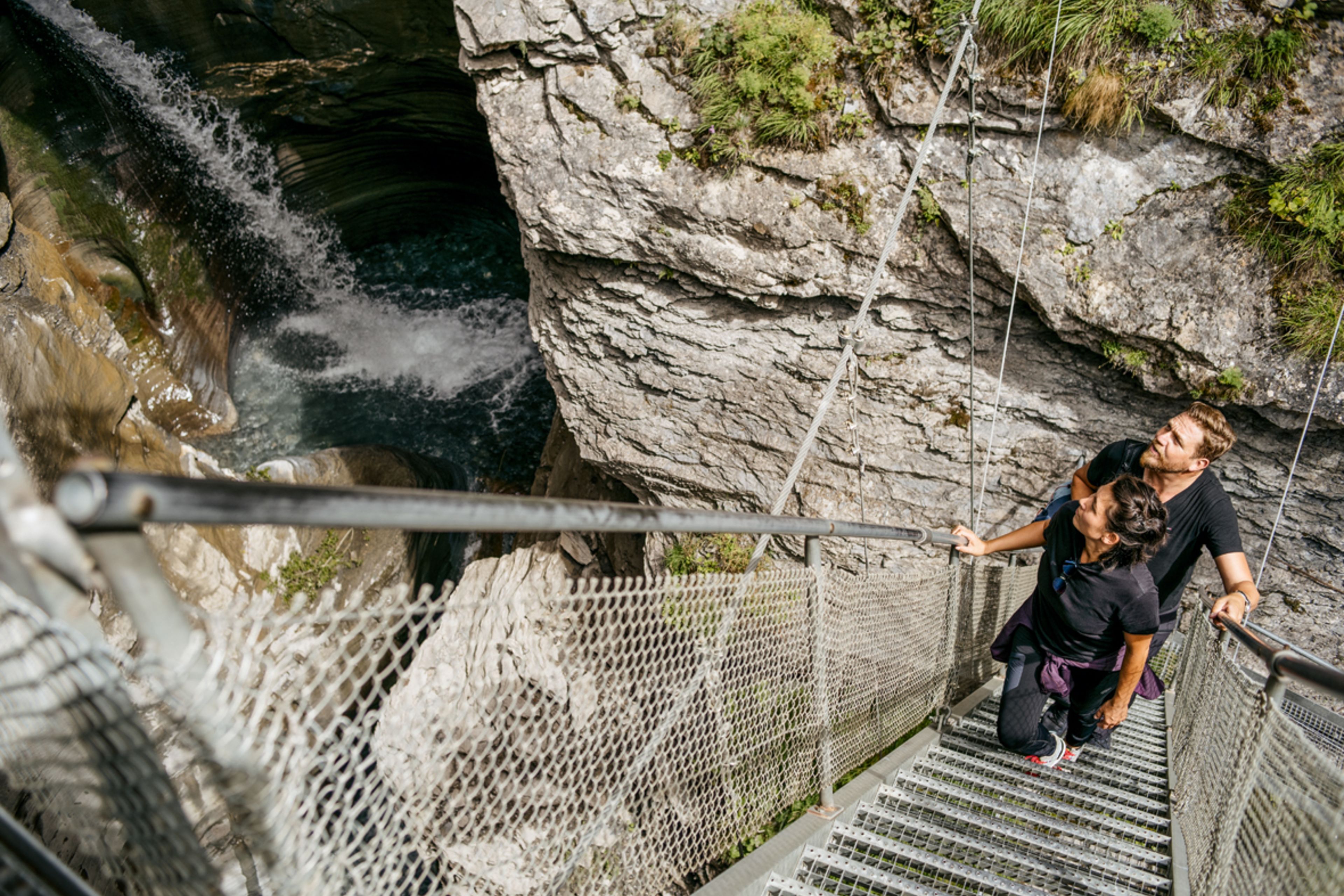 Von den zwei steilen Treppen lässt sich der Wasserfall am besten bestaunen, Wallis, Schweiz