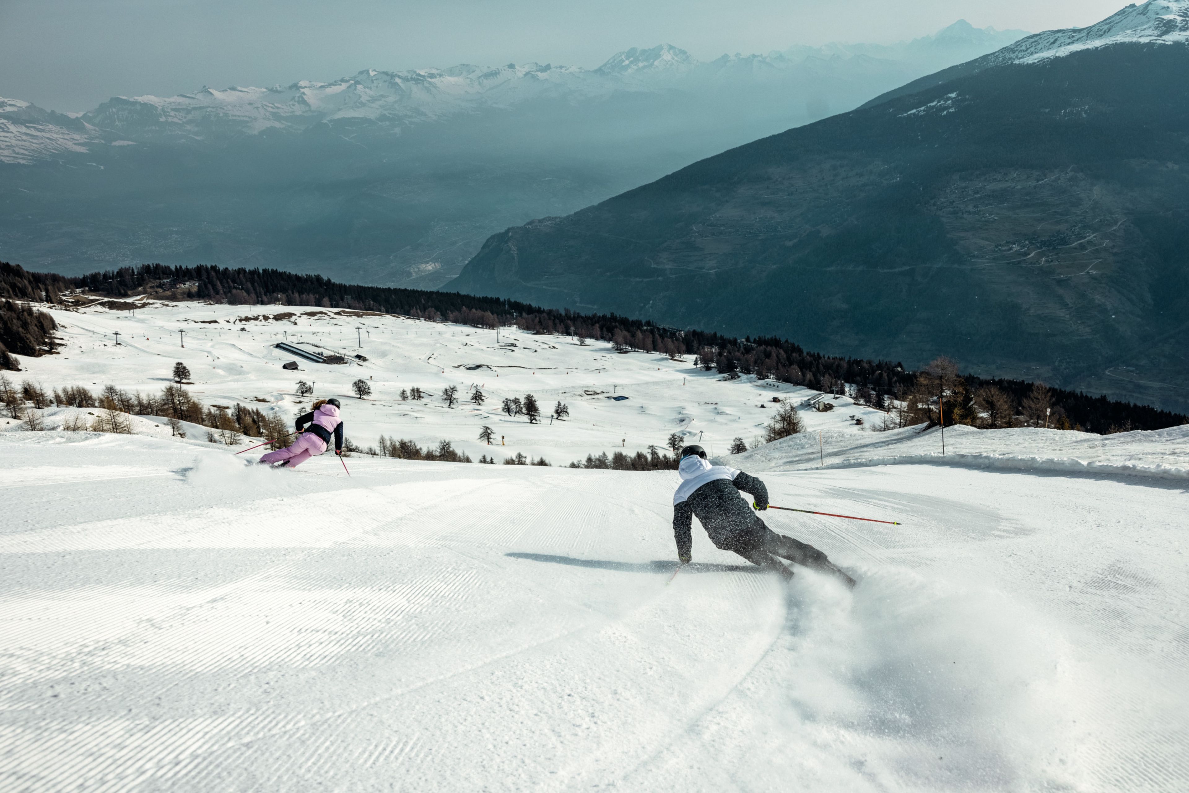 Mélanie und Loïc Meillard haben Spass auf ihren Skiern im Thyon, Wallis.