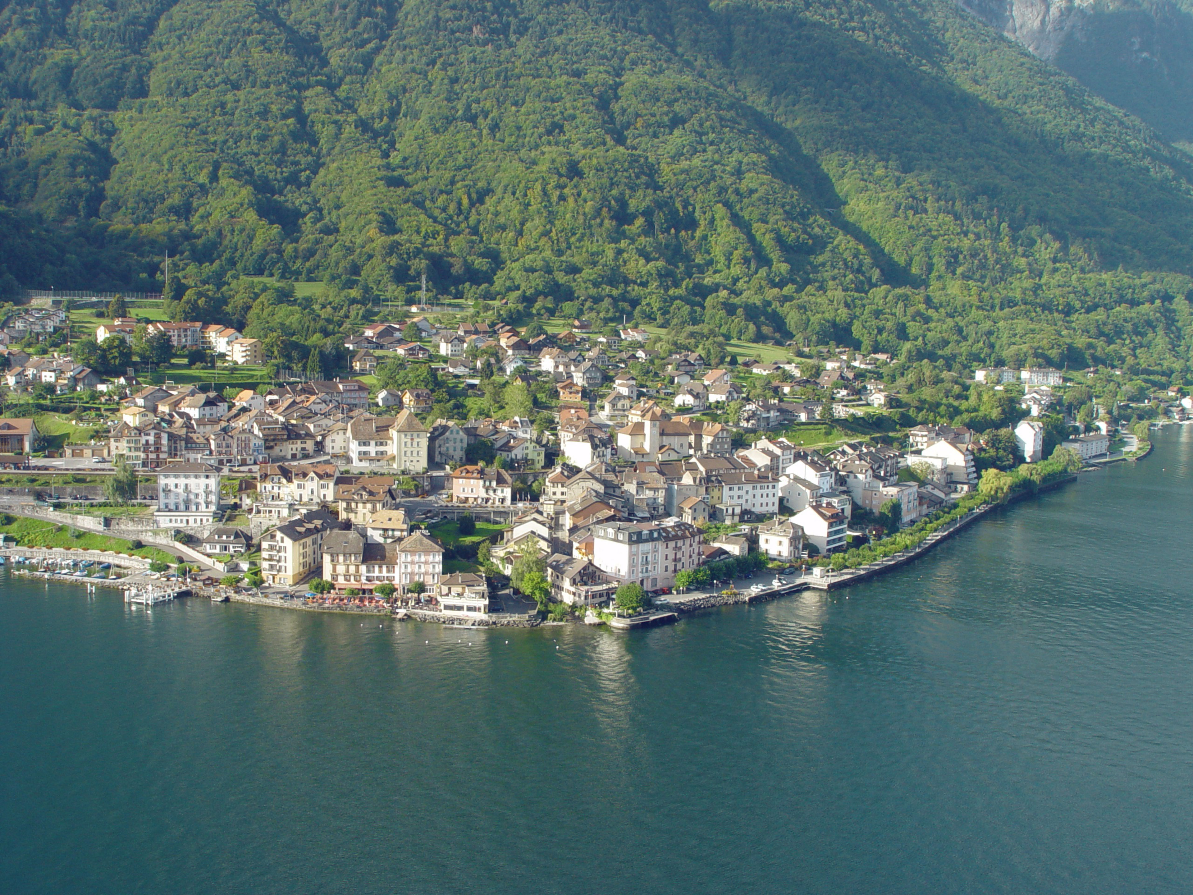 Le village St-Gingolph au bord du Lac Léman en été, Valais
