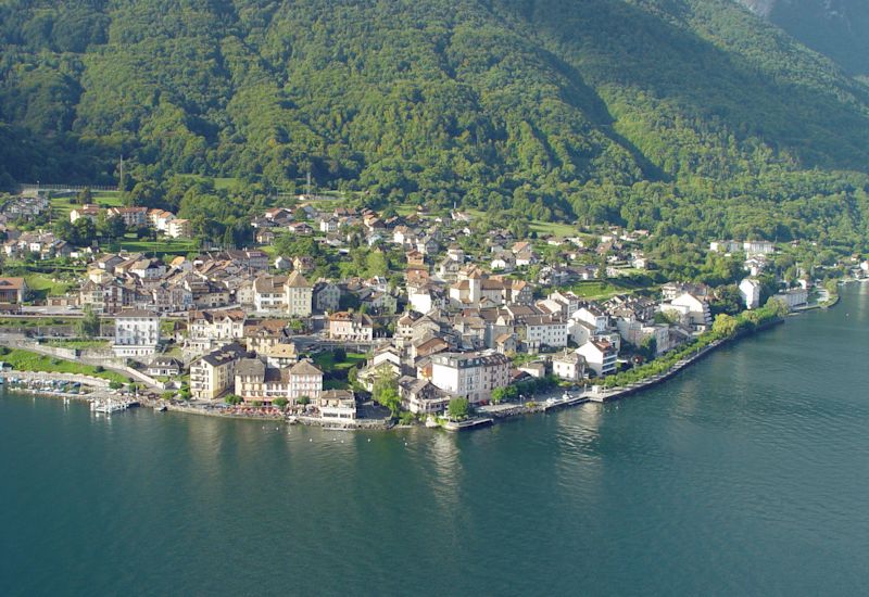 Le village St-Gingolph au bord du Lac Léman en été, Valais