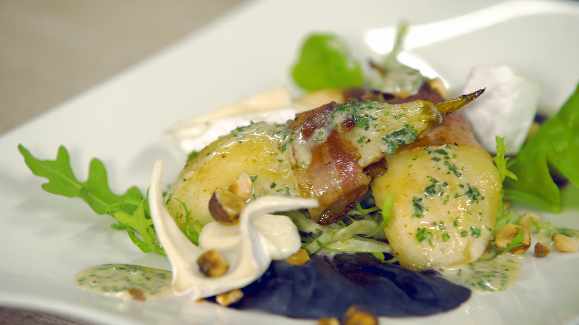 Williams pear wrapped in IGP cured ham, pan-roasted in Champlan hazelnut oil, with goat's cheese from Entremont