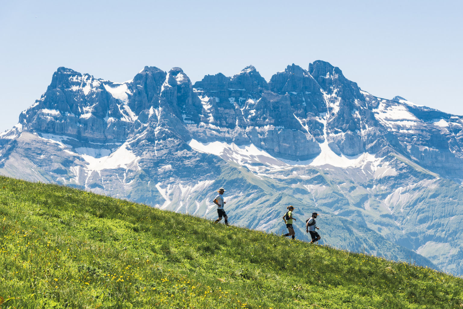 Drei Läufer im Trail des Dents du Midi am mitmachen, Wallis, Schweiz