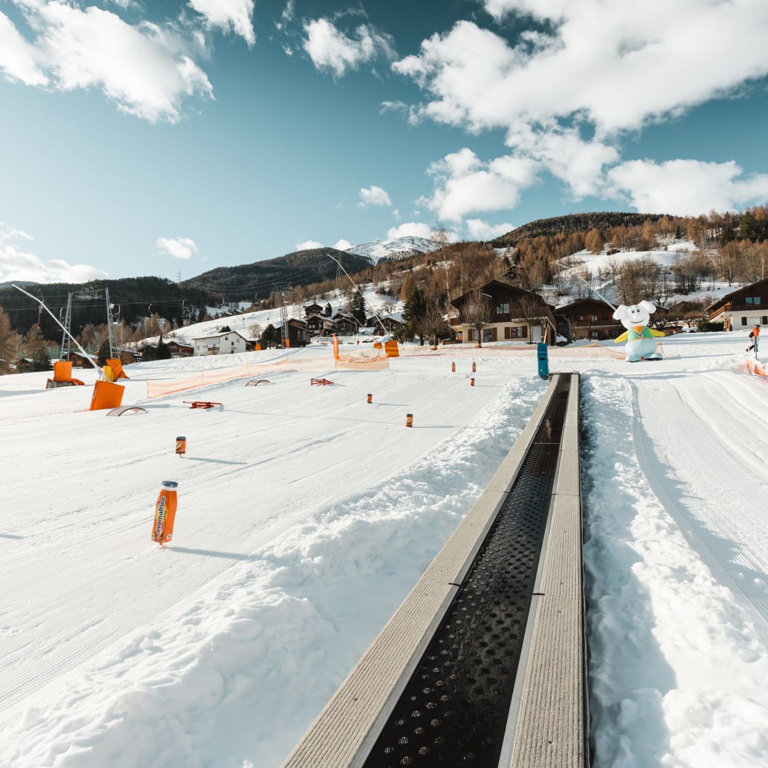 Jardin des neiges pour enfants avec tapis magique, personnages et modules ludiques au Swiss Snow Kids Village