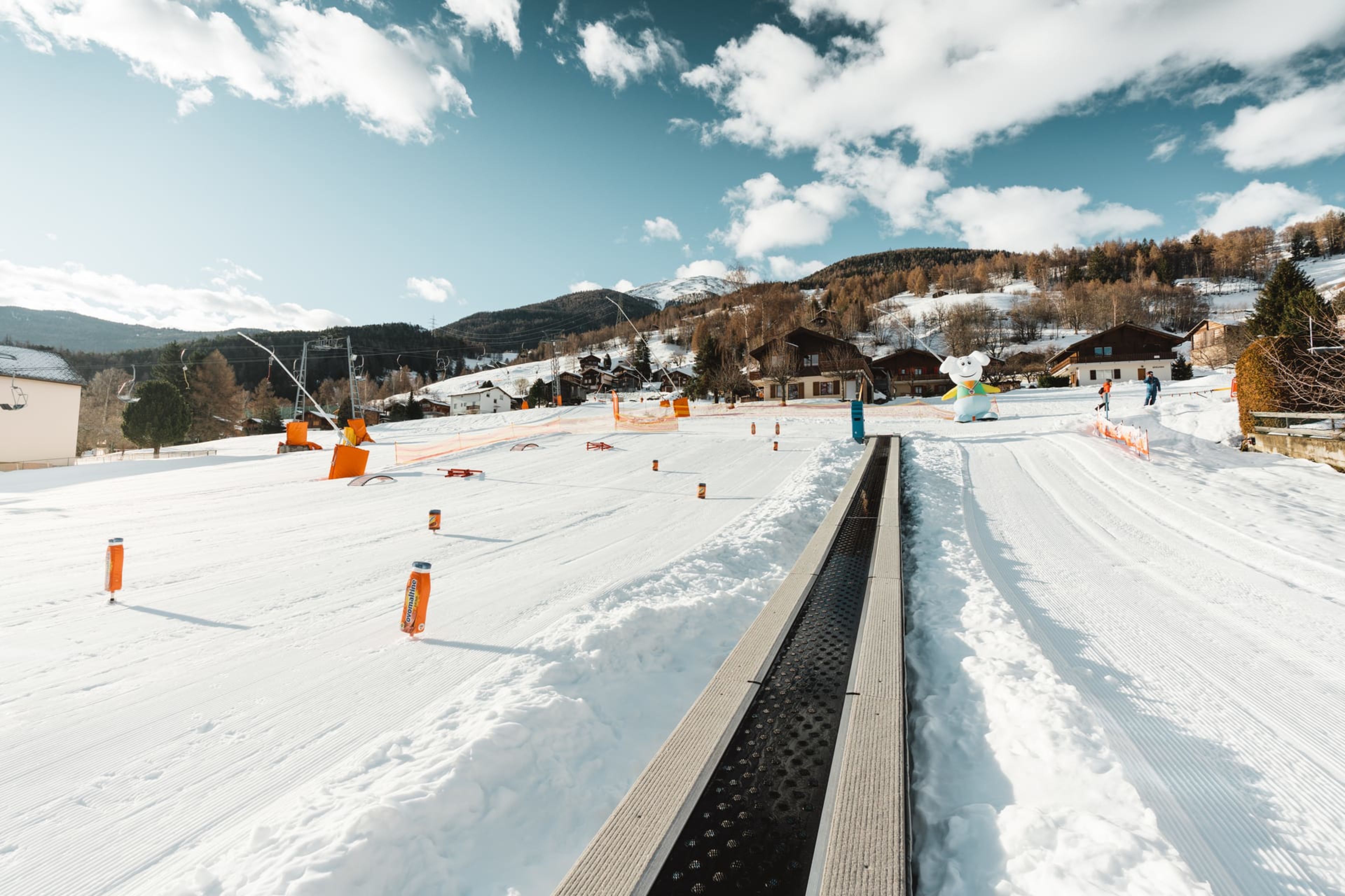 Jardin des neiges pour enfants avec tapis magique, personnages et modules ludiques au Swiss Snow Kids Village