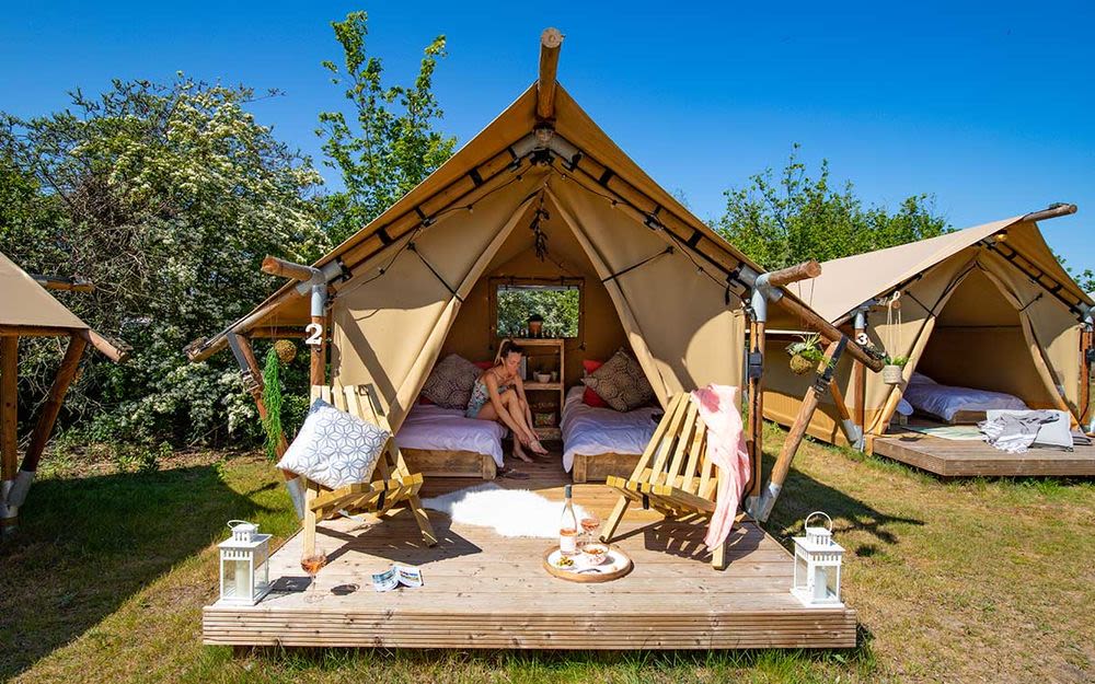 Campingplatz mit Schlafmöglichkeiten und eigenen Surfcamp, Wallis, Schweiz