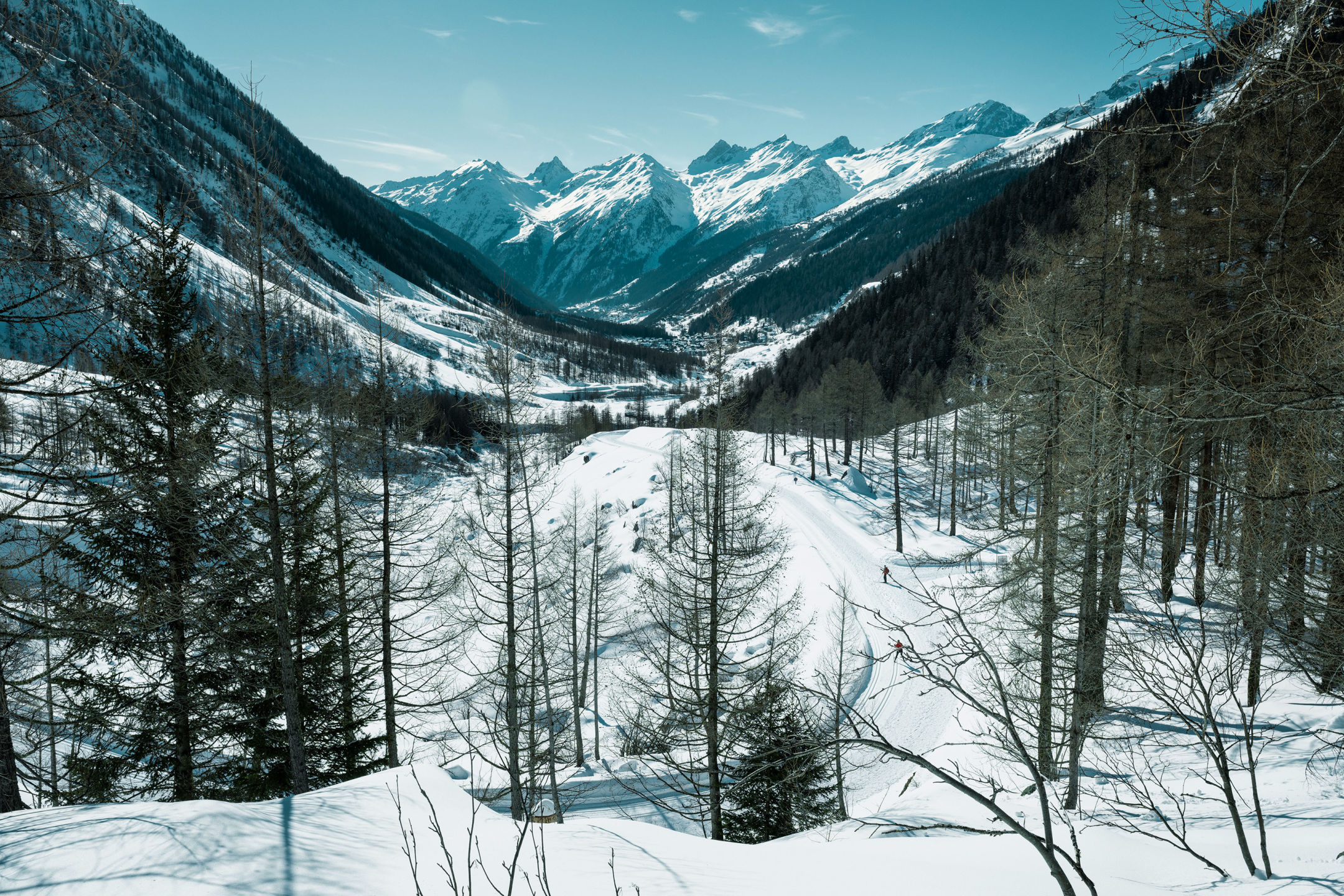 Wunderschöner Blick auf das winterlich verschneite Lötschental, Wallis, Schweiz